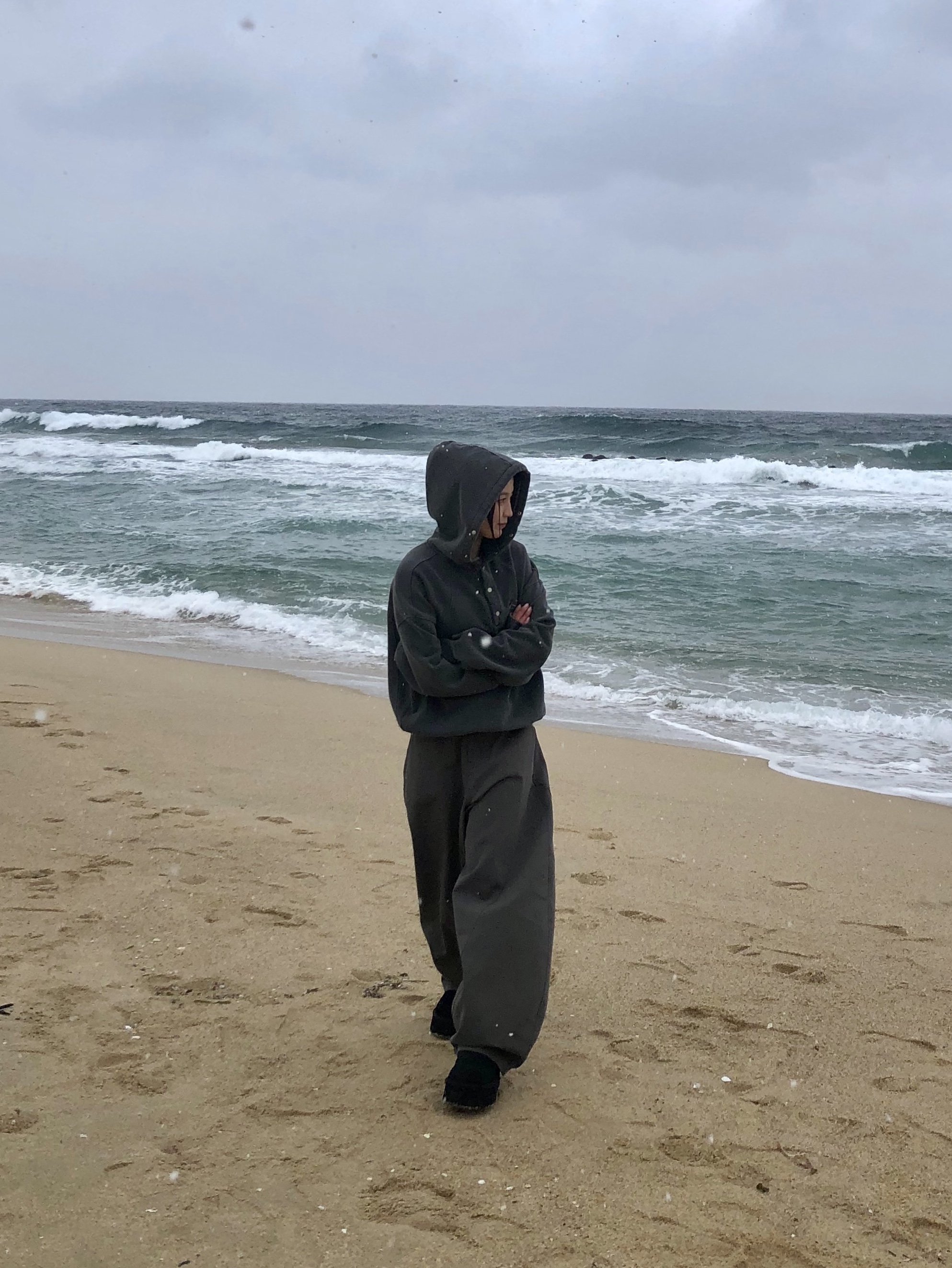 Riomeu Pigment Heavy Sweat Burton Hoodie Charcoal, Riomeu Curved Balloon Cotton Pants Charcoal 착용 스타일 - 4