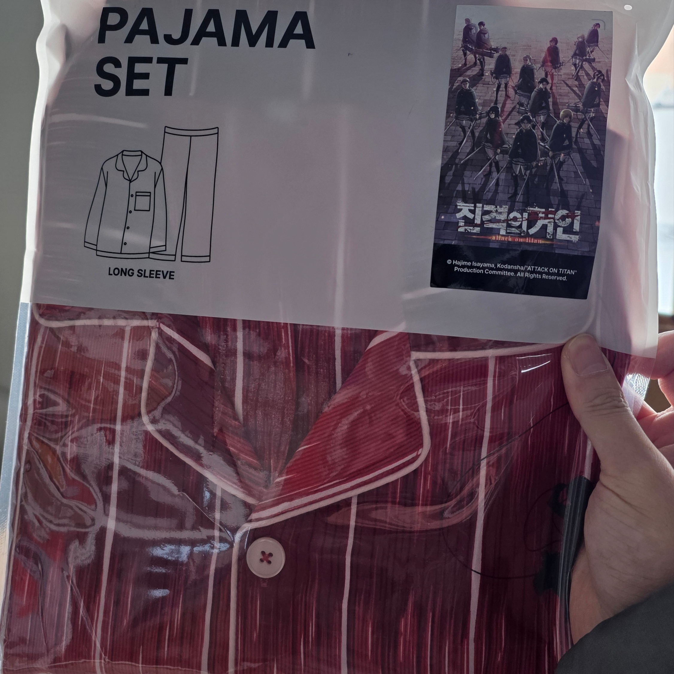 Spao x Attack on Titan Long Sleeve Pajamas Red 착용 스타일