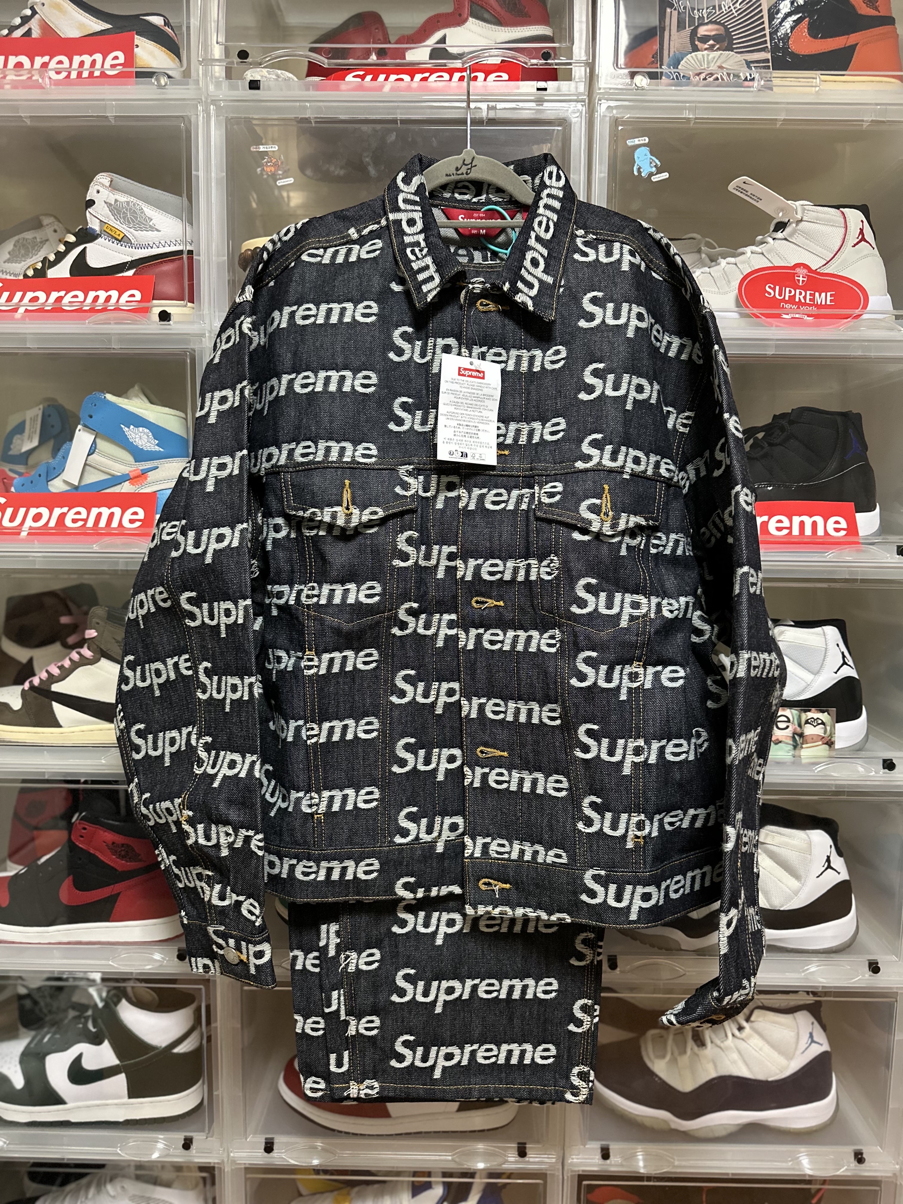 Supreme Jacquard Logos Denim Trucker Jacket Rigid Indigo - 25FW, Supreme Jacquard Logos Double Knee Denim Painter Jean Rigid Indigo - 25FW 착용 스타일