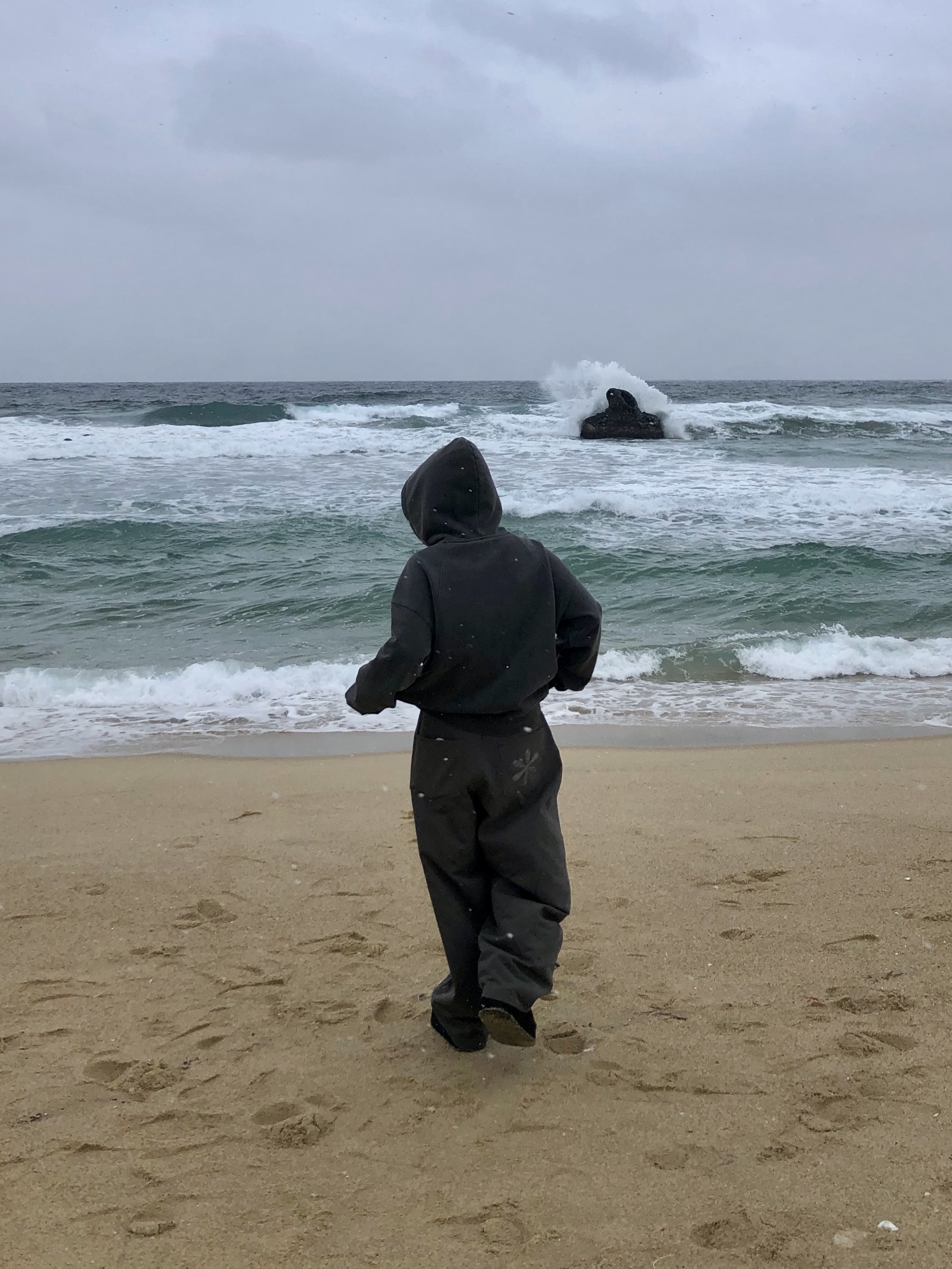 Riomeu Pigment Heavy Sweat Burton Hoodie Charcoal, Riomeu Curved Balloon Cotton Pants Charcoal 착용 스타일 - 3