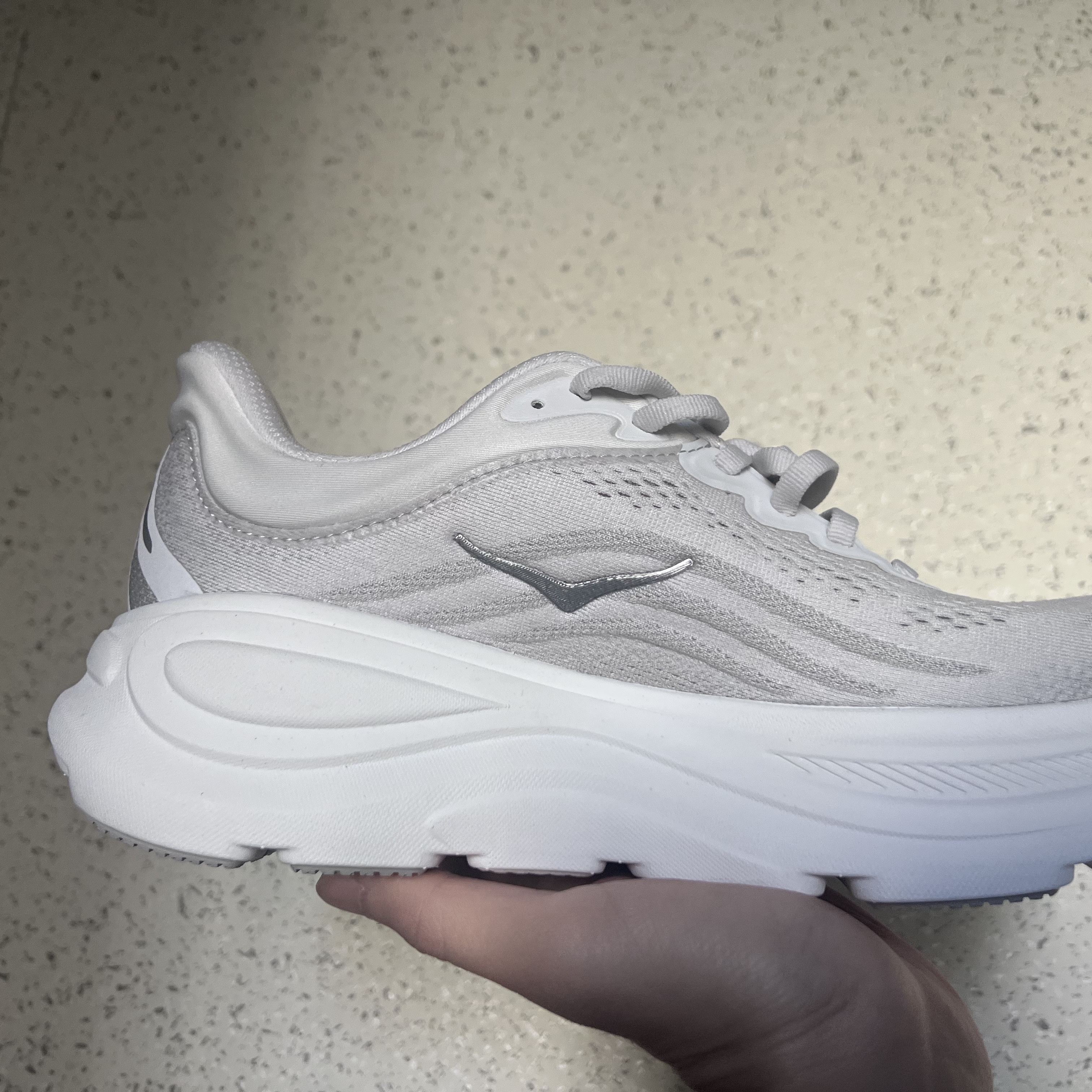 (W) Hoka Bondi 9 Stardust Silver - Wide 착용 스타일 - 3