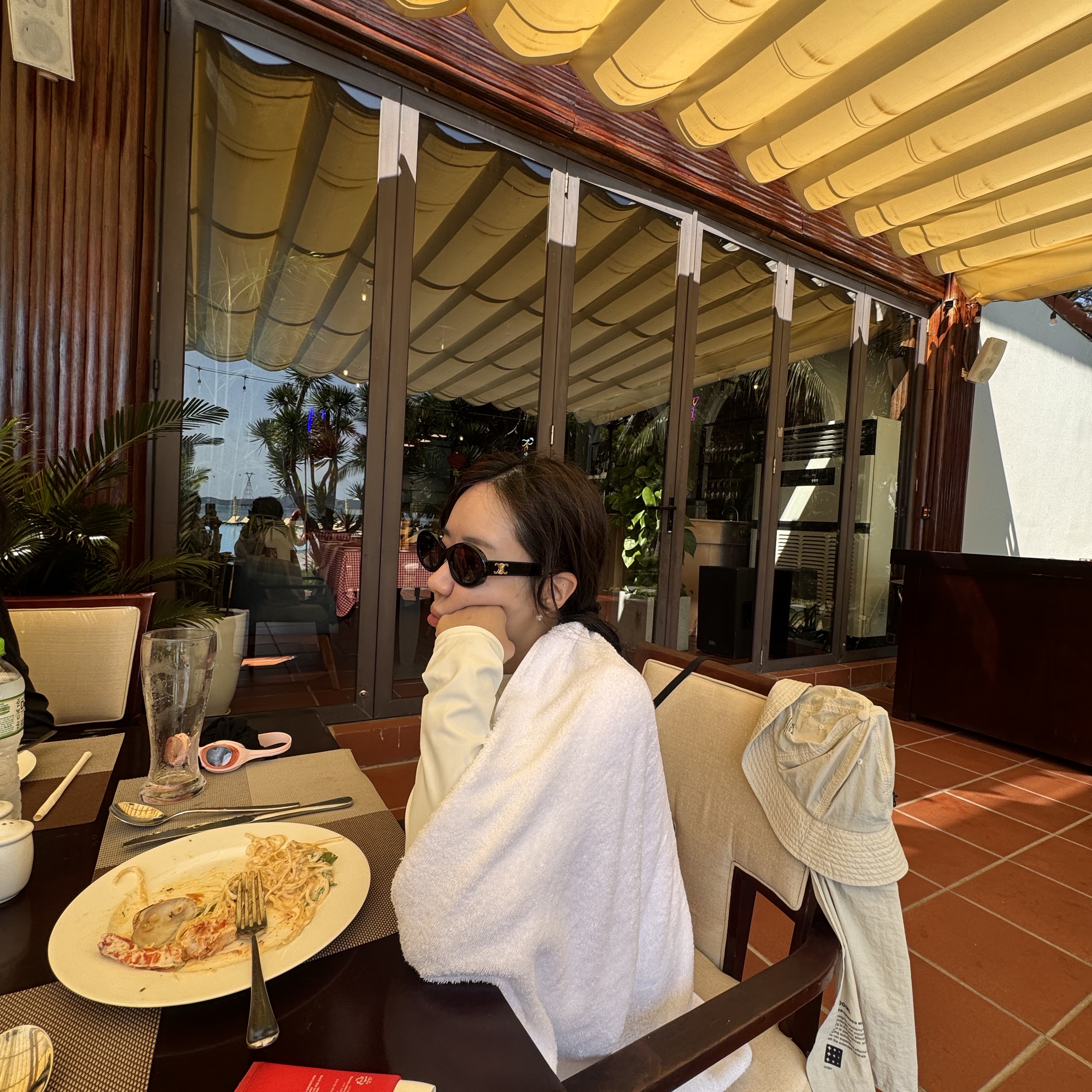 (W) Celine Triomphe 01 Sunglasses in Acetate Black 착용 스타일 - 1