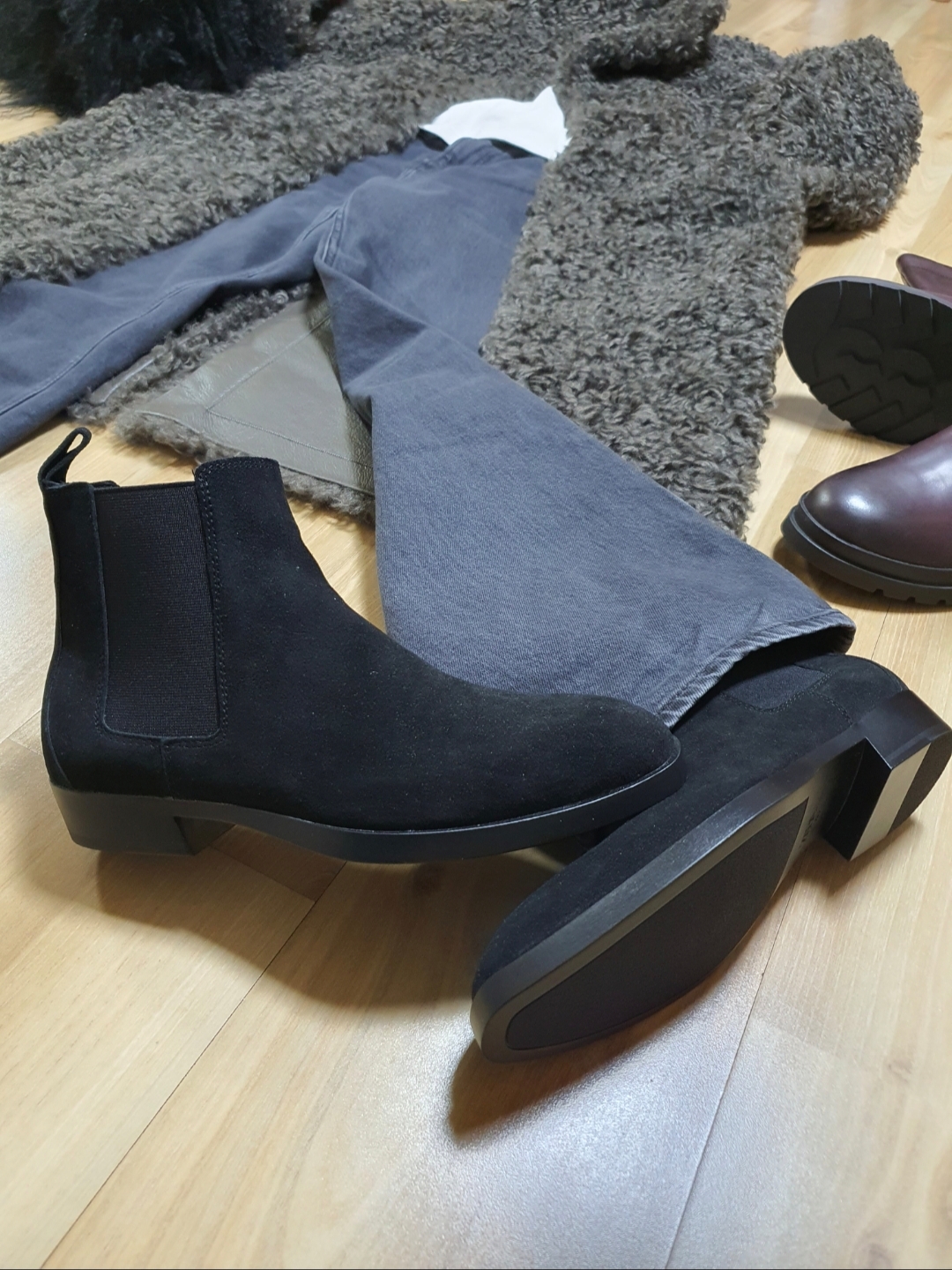 Uniqlo x JW Anderson Straight Jeans Tall Gray, Saint Laurent Wyatt Chelsea Boots in Suede Black 착용 스타일 - 5