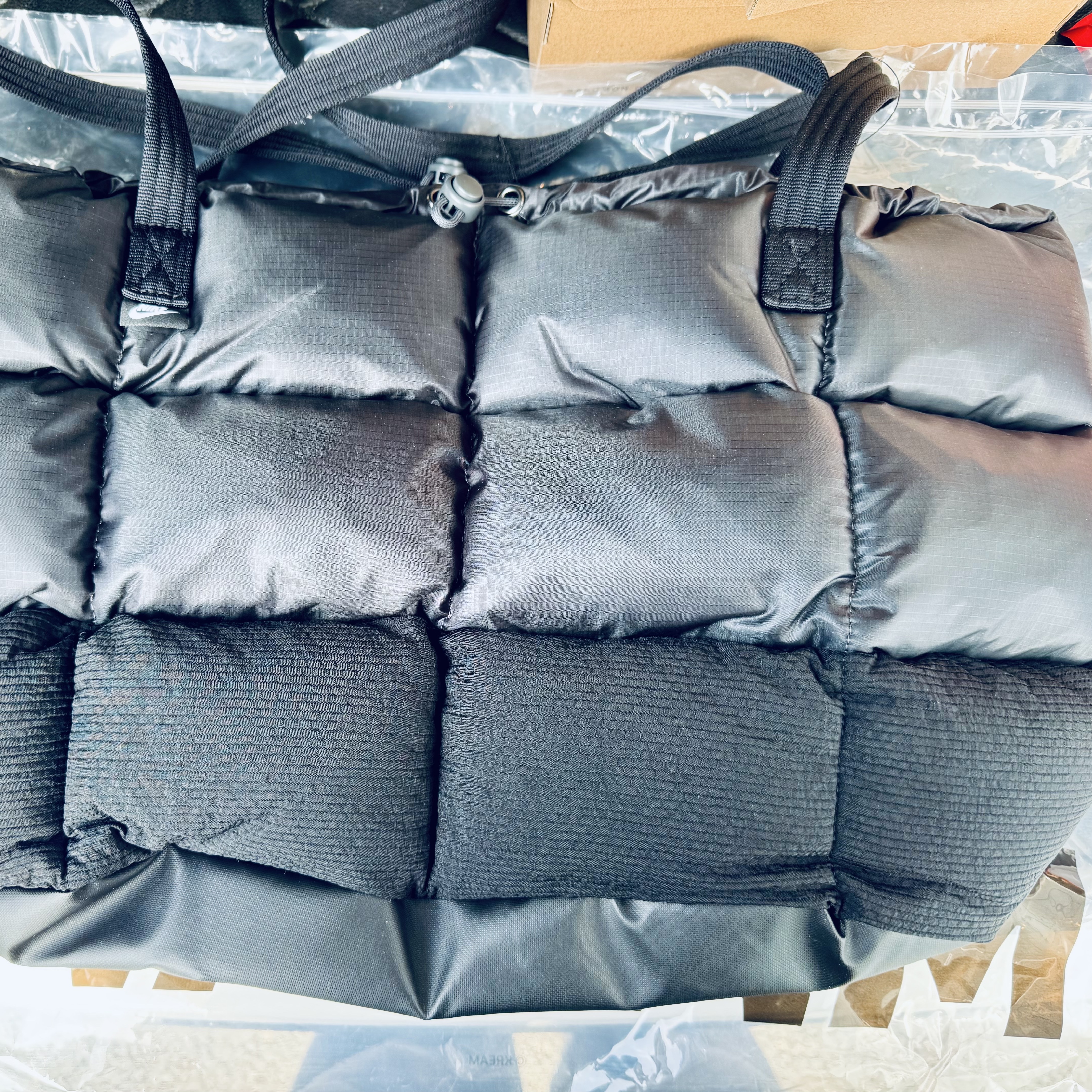 Nike NSW Puffle Tote Bag 24L Black Anthracite 착용 스타일
