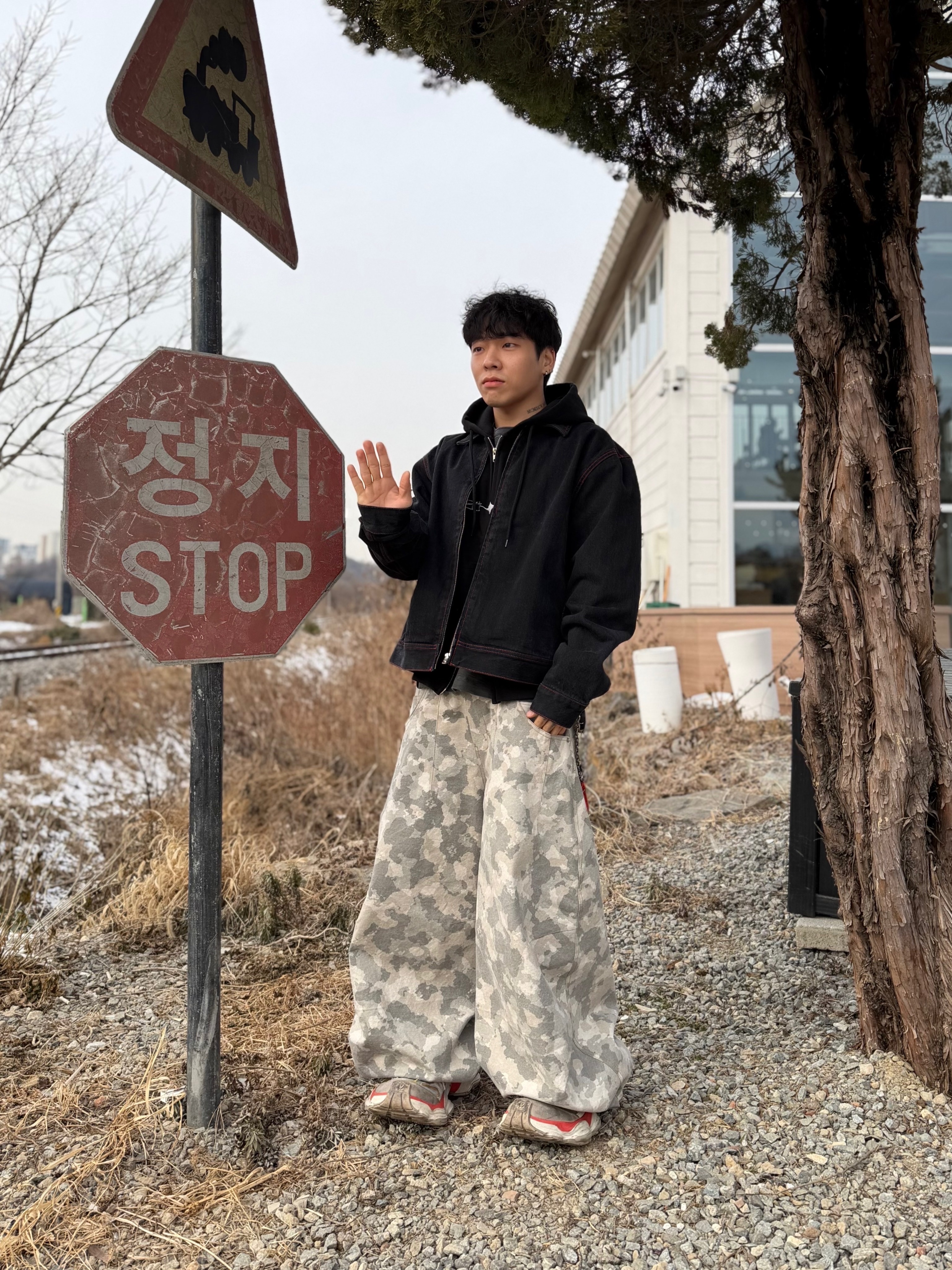 Palace Susanoo Denim Jacket Black - 25FW, Balenciaga Cargo Sneakers Beige Grey Red 착용 스타일 - 4