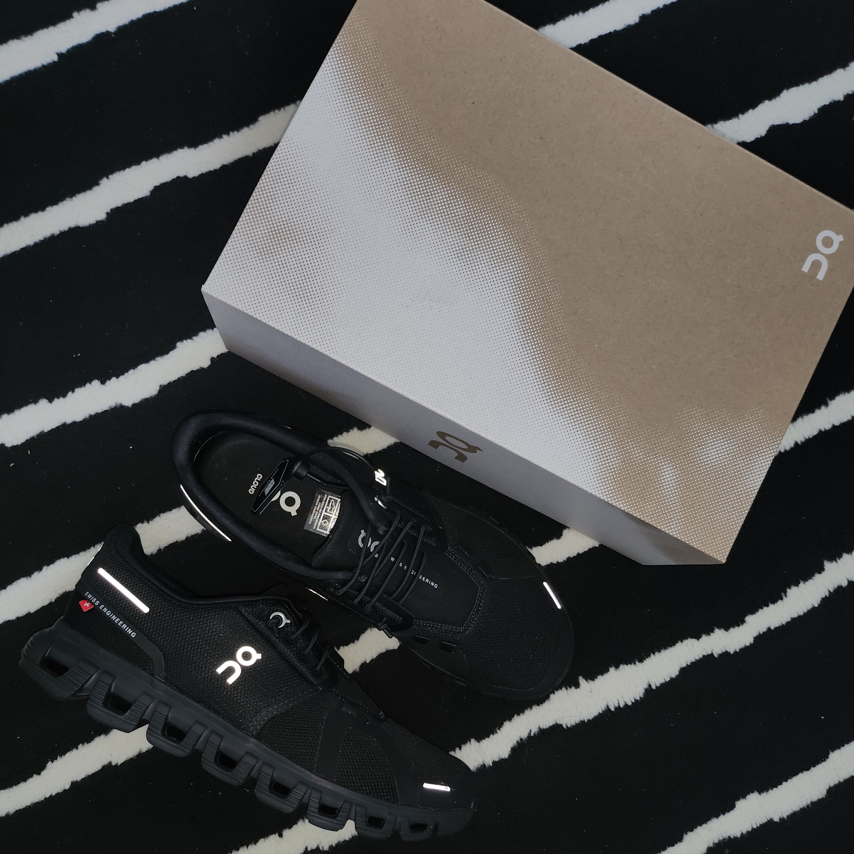 (W) On Running Cloud 6 Black 착용 스타일