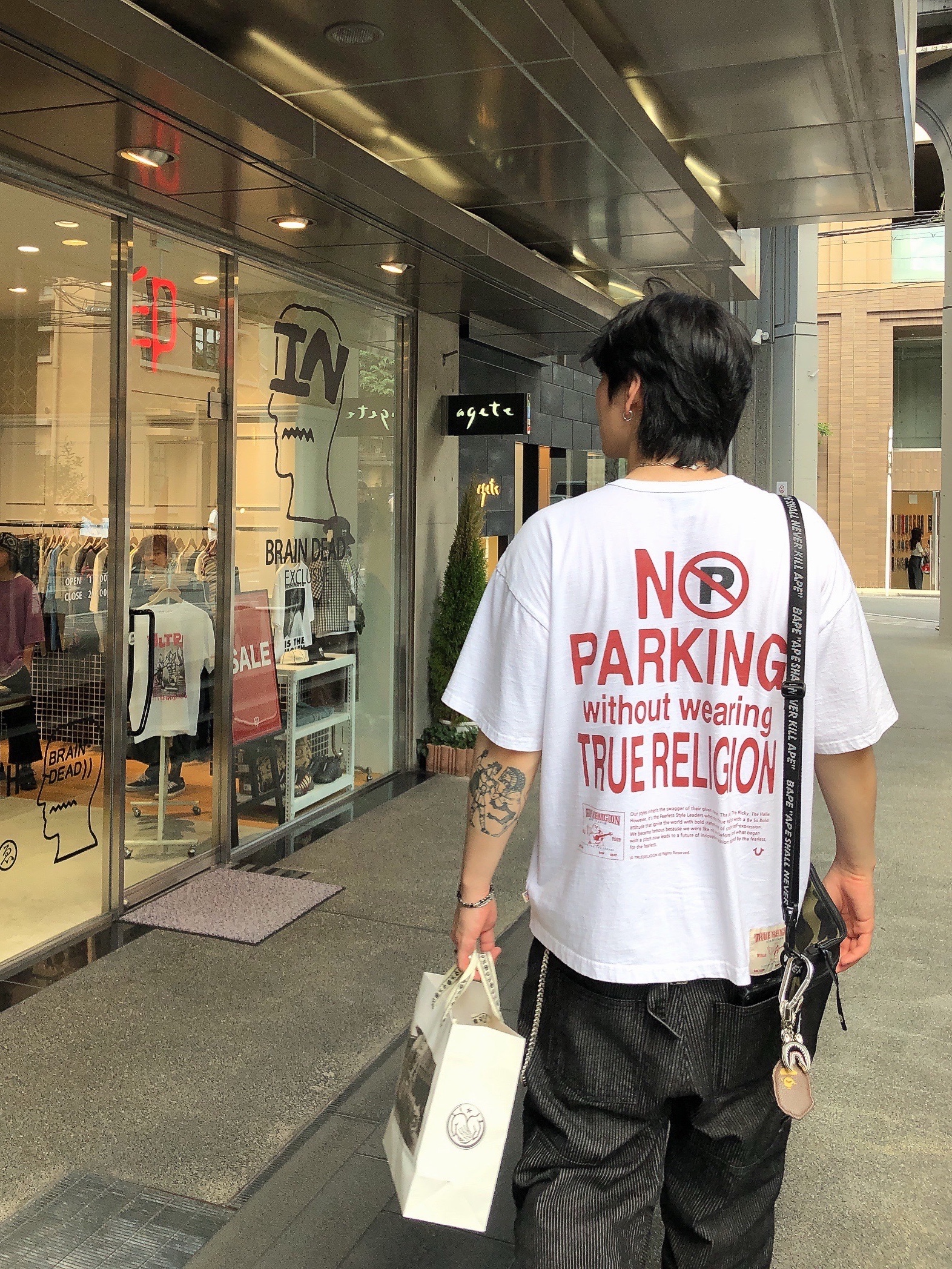 True Religion No Parking Short Sleeve White, BAPE Ape Head Keychain Brown 착용 스타일 - 1