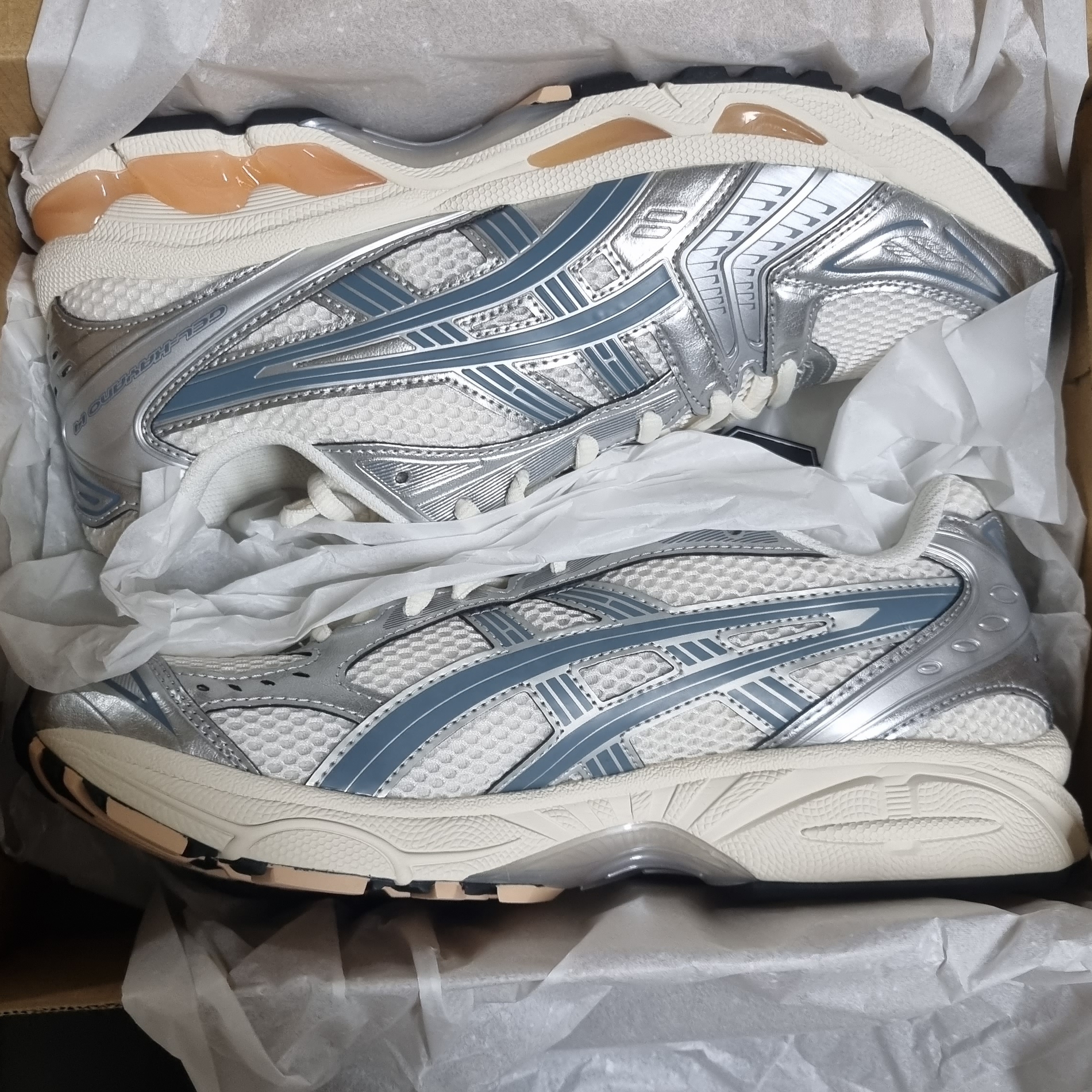 Asics Gel-Kayano 14 Cream Ironclad 착용 스타일 - 1