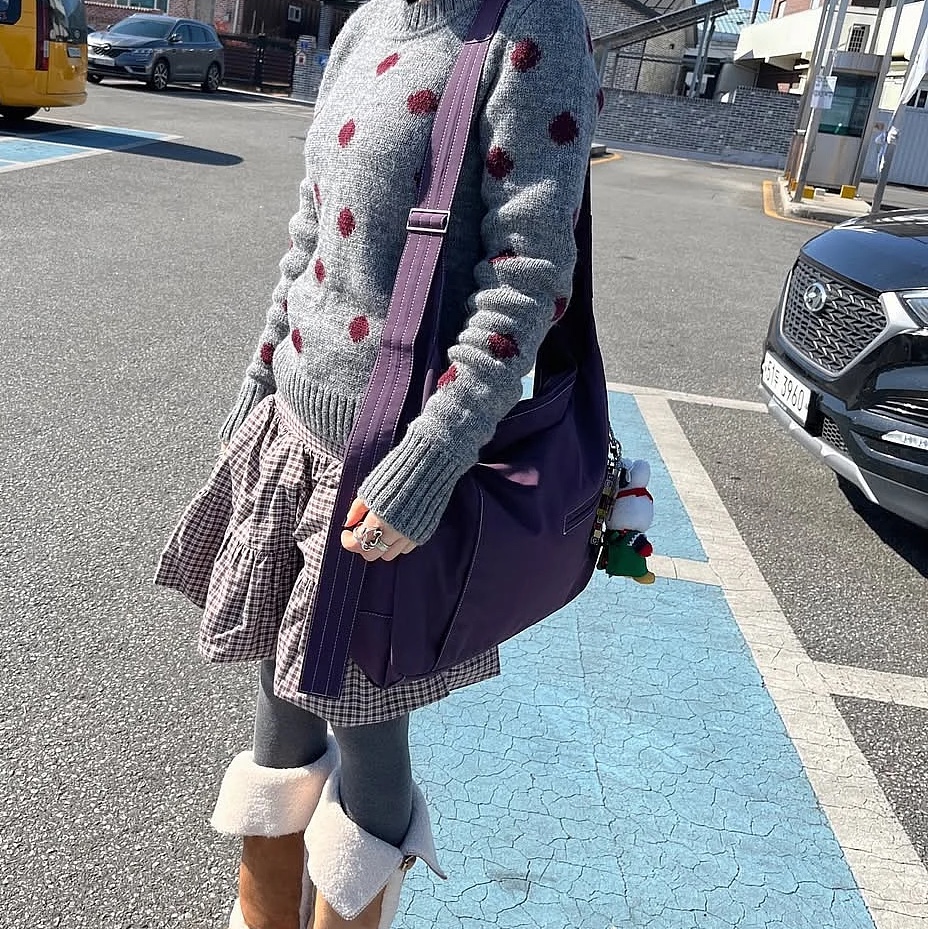 ACOC Panel Cross Bag_Purple 착용 스타일 - 2