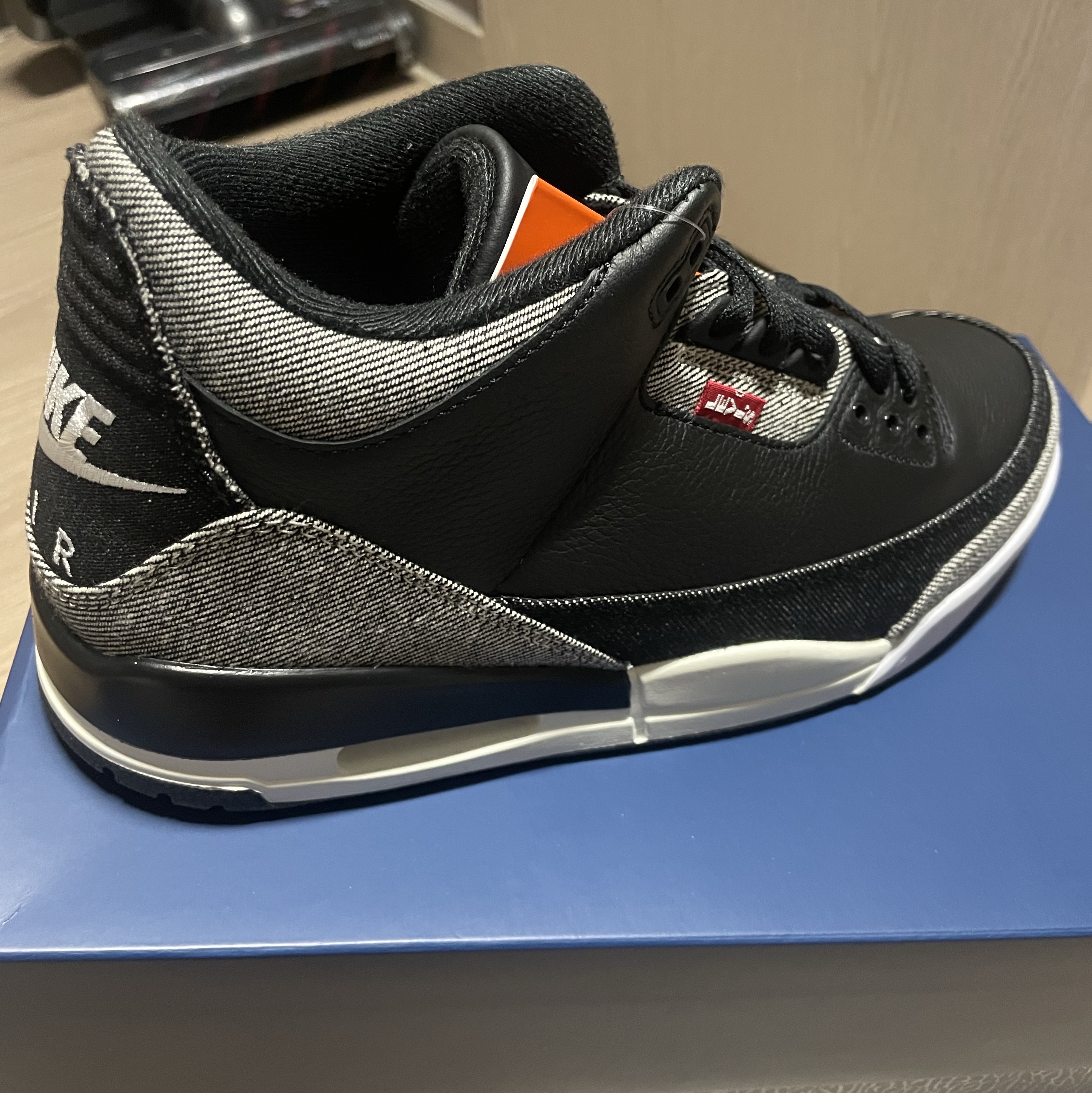 Jordan 3 x Levi’s Black and White 착용 스타일 - 5