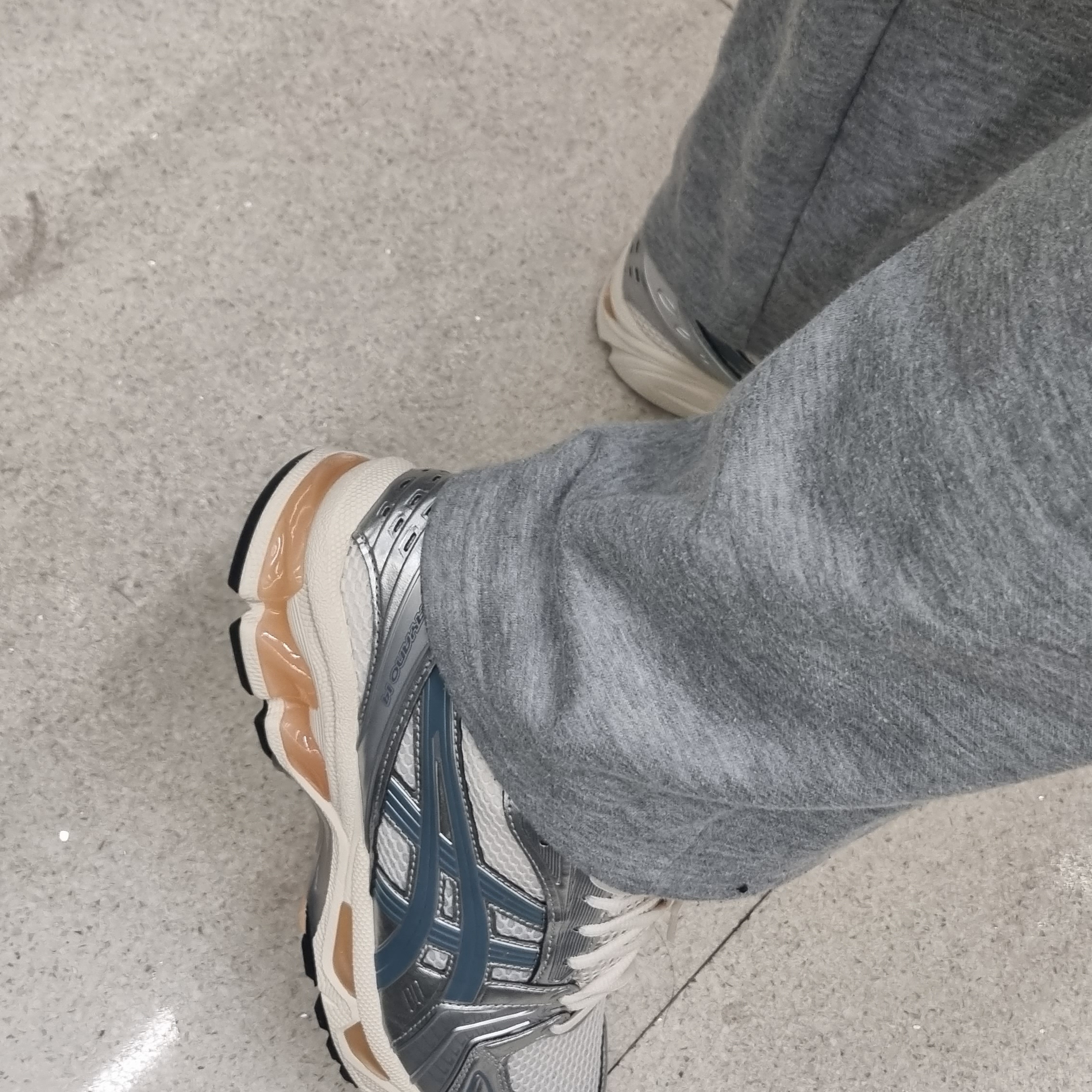 Asics Gel-Kayano 14 Cream Ironclad 착용 스타일 - 3