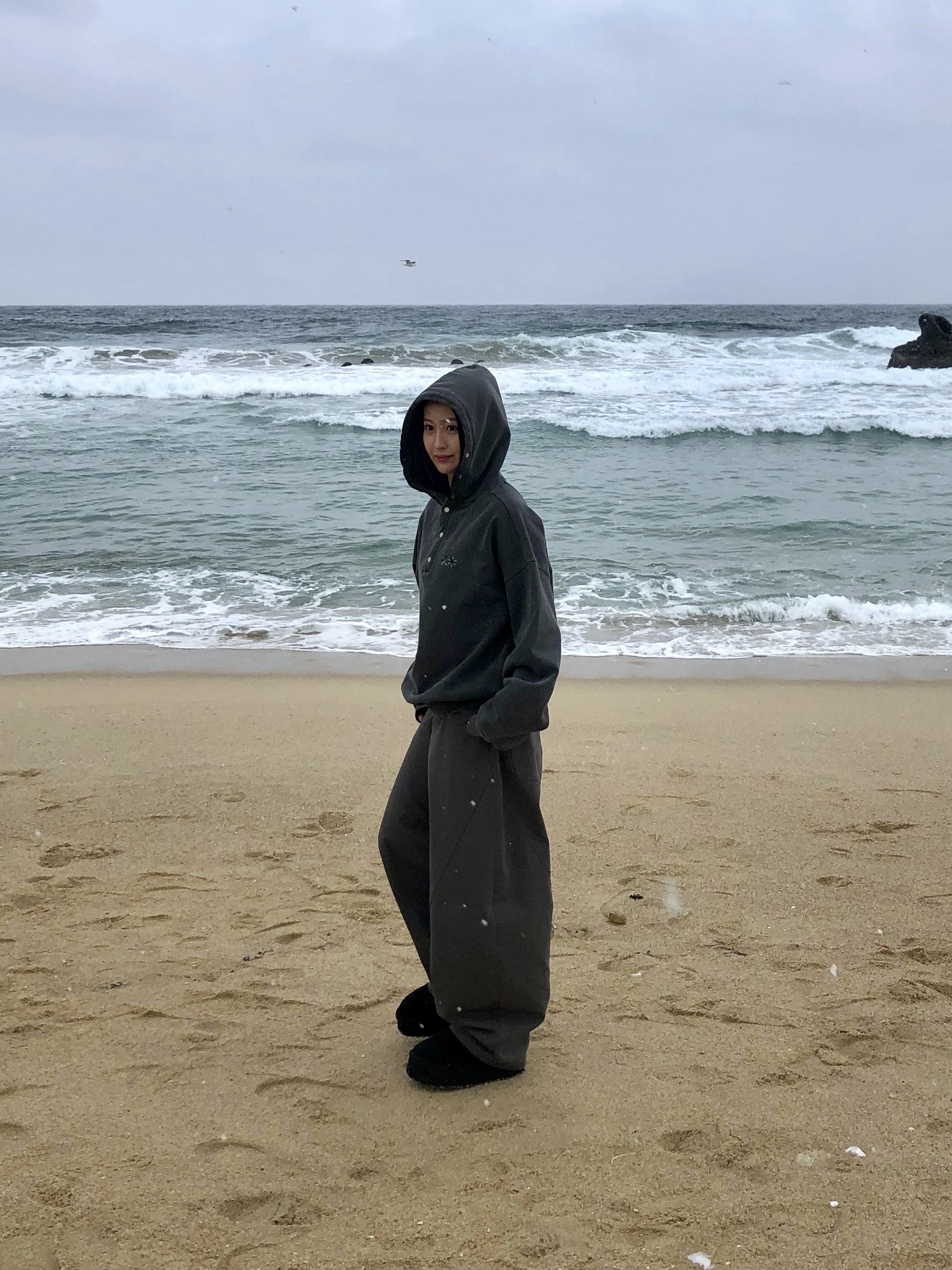 Riomeu Pigment Heavy Sweat Burton Hoodie Charcoal, Riomeu Curved Balloon Cotton Pants Charcoal 착용 스타일 - 2
