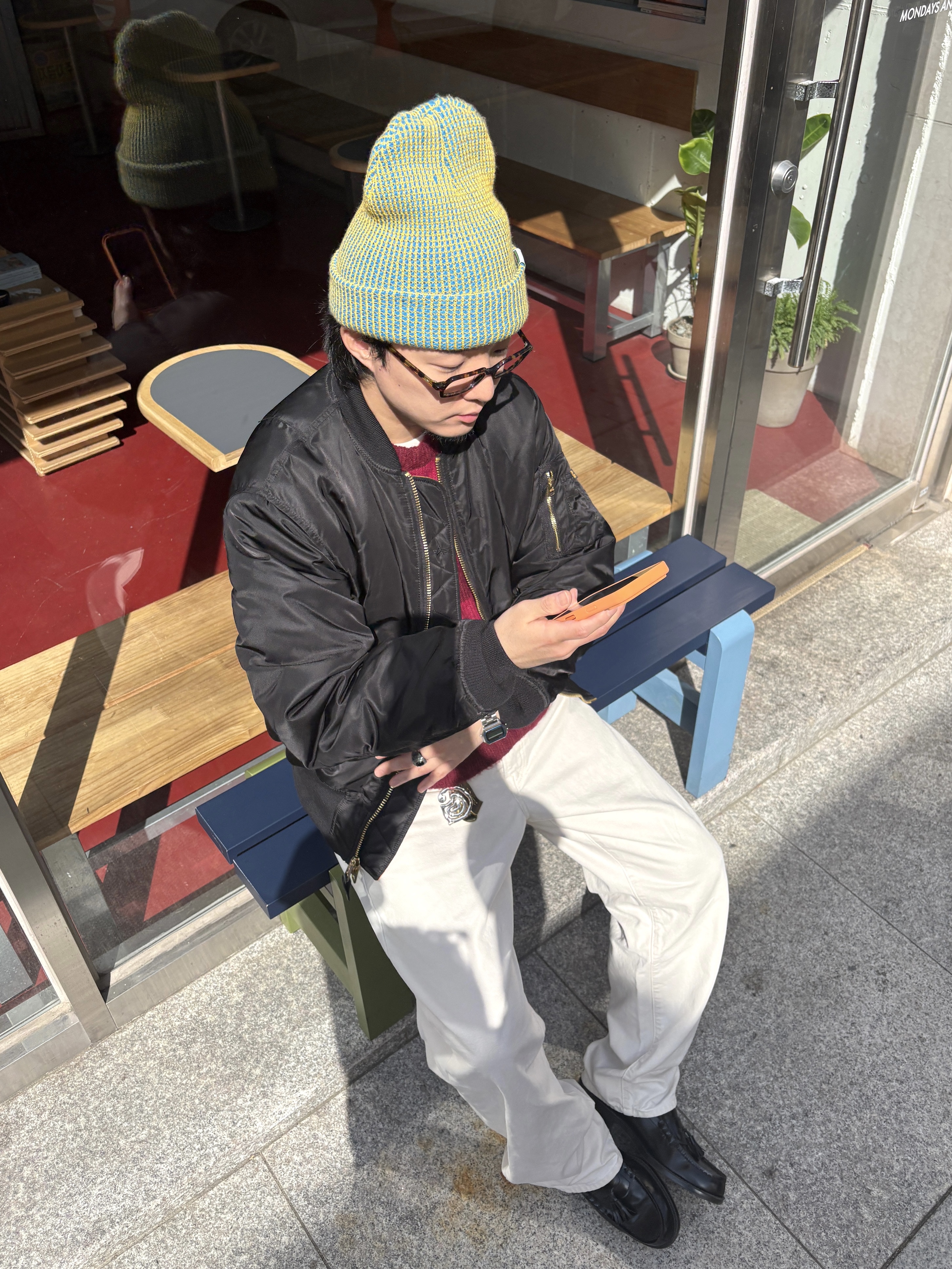 ALPHA INDUSTRIES MA-1 Flight Jacket Black, Aftermath Stripe Knit Red 착용 스타일 - 2