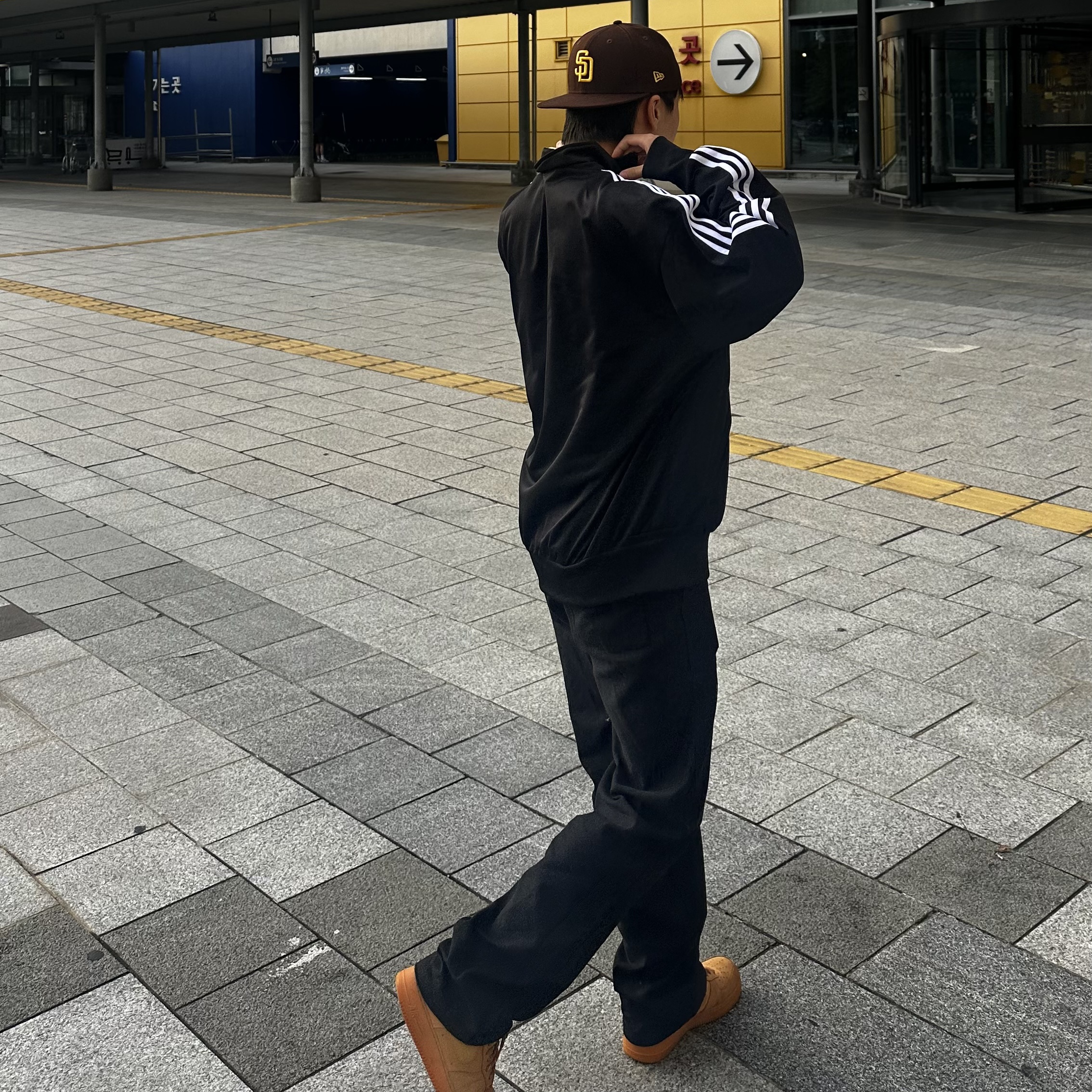 Nike Air Force 1 '07 WB Flax, Adidas Adicolor Classics Firebird Track Top Black - KR Sizing 착용 스타일