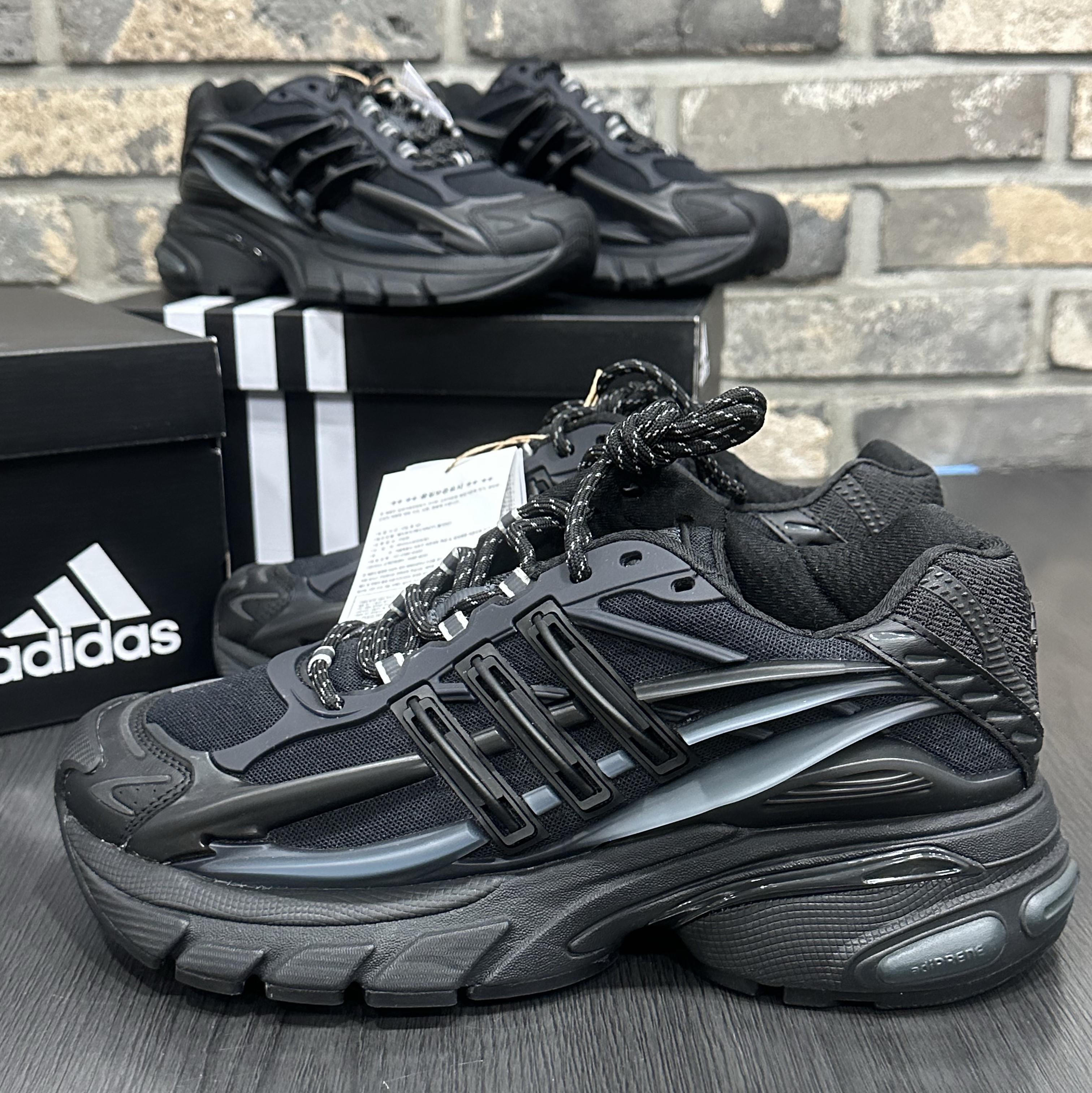 Adidas x Pharrell Williams Virginia Adistar Jellyfish Triple Black 착용 스타일