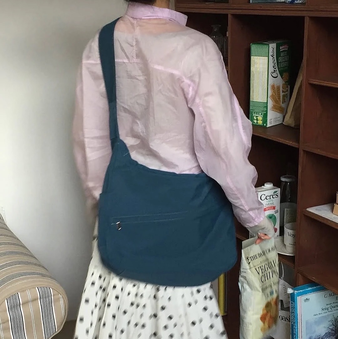 ACOC Panel Cross Bag_Blue 착용 스타일 - 2