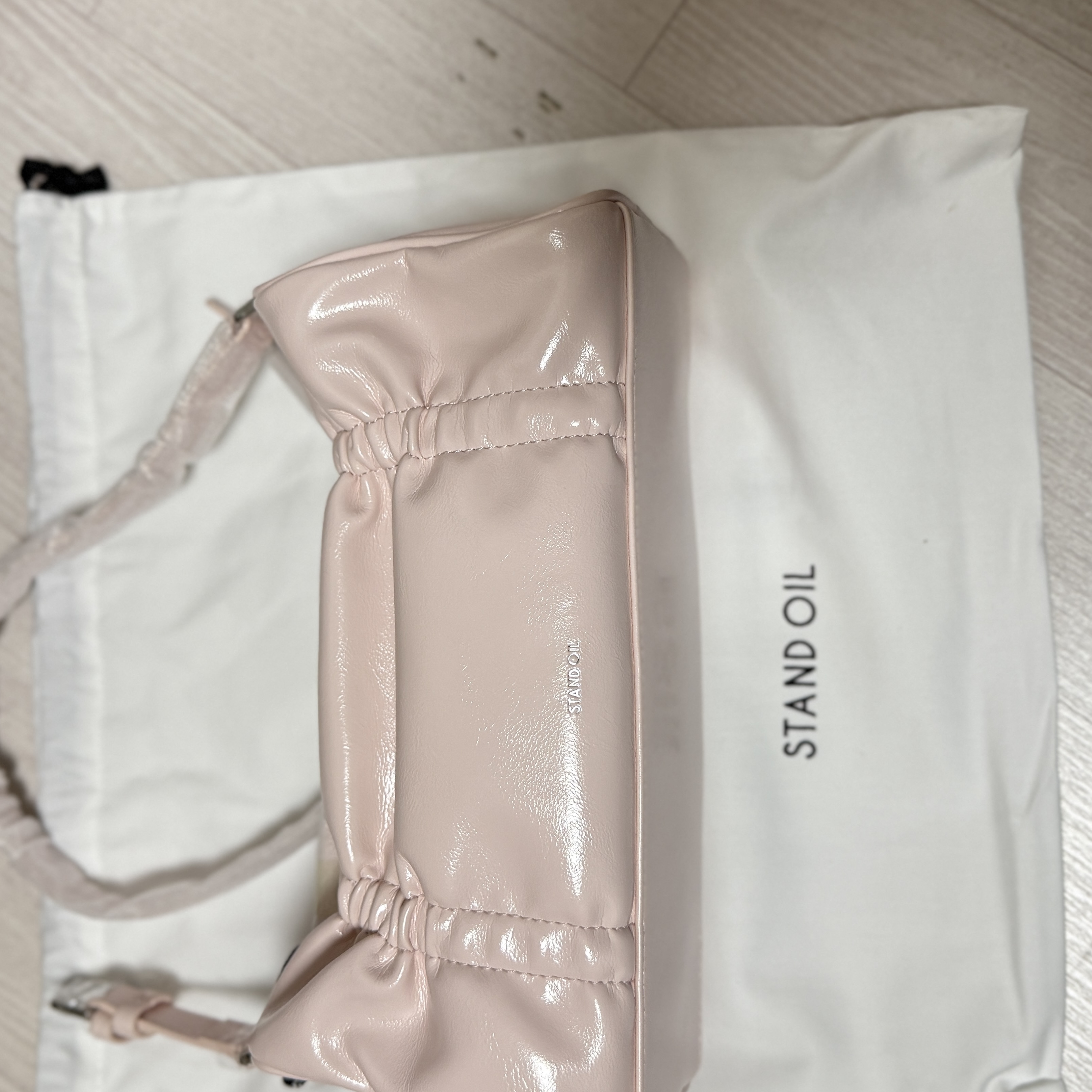 Stand Oil Pleats Bag Baby Pink 착용 스타일 - 1