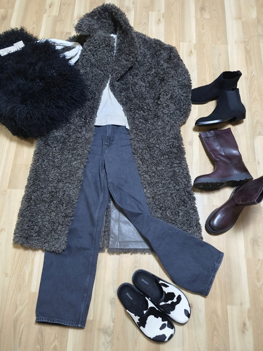 Uniqlo x JW Anderson Straight Jeans Tall Gray, Saint Laurent Wyatt Chelsea Boots in Suede Black 착용 스타일 - 1