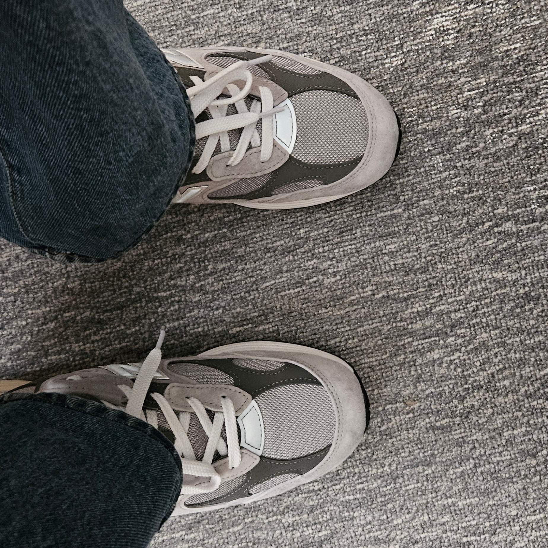 New Balance 992 Made in USA Core Grey Silver Metallic 착용 스타일 - 1