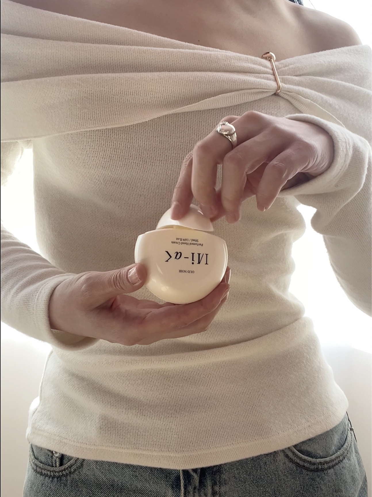 MIHAK OUD NOIR Perfumed Hand Cream 50ml, MIHAK PEAU GENTLE Perfumed Hand Cream 50ml 착용 스타일 - 2