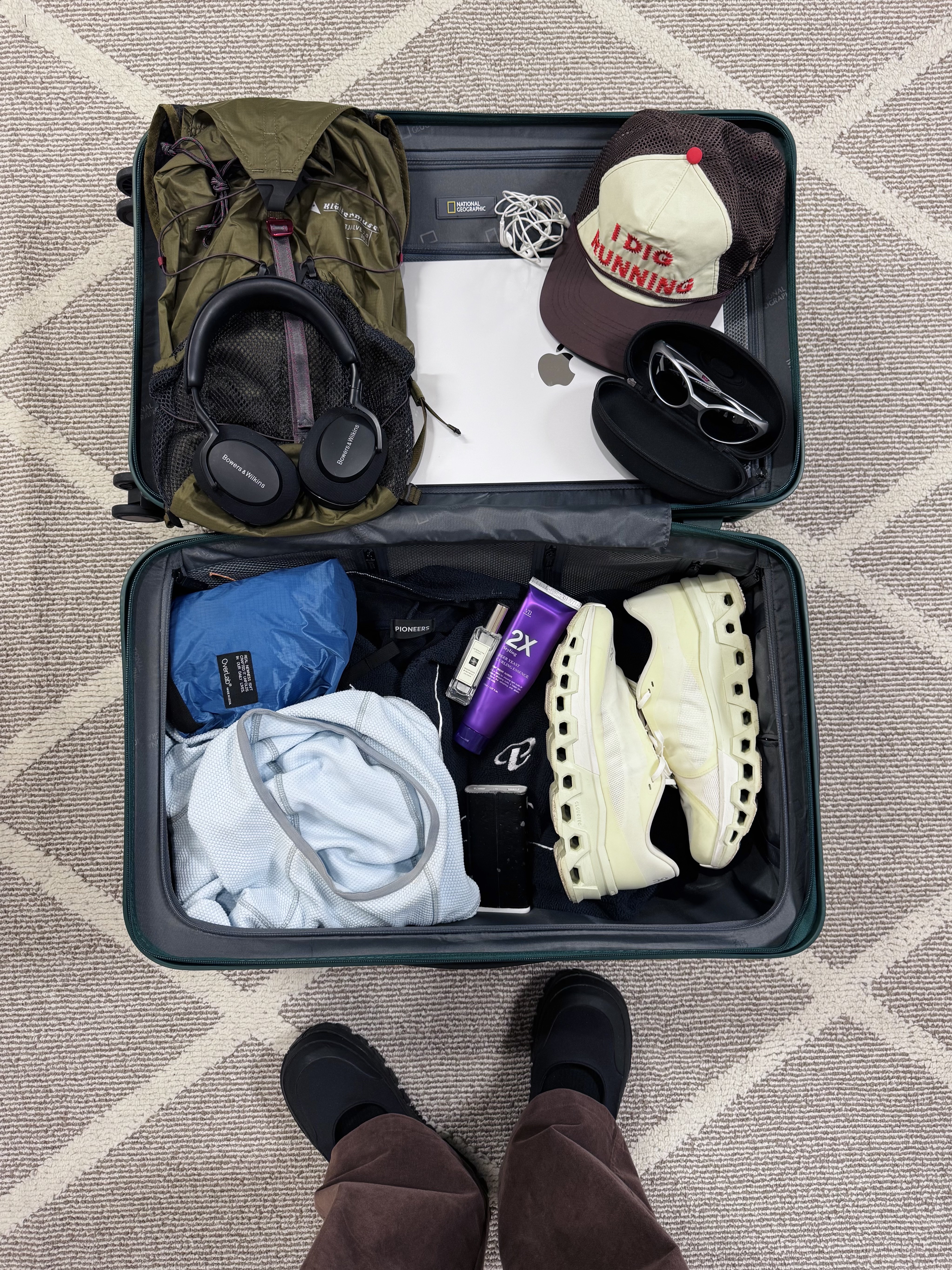 Alex Zono I Dig Running Trucker Hat OG Brown, Klattermusen Tjalve 2.0 10L Backpack Olive 착용 스타일