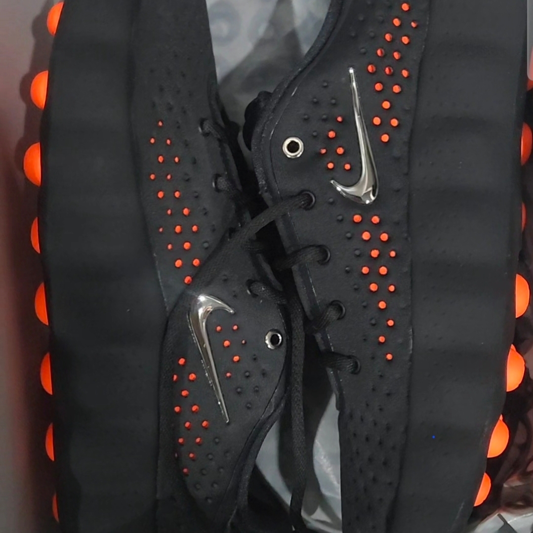 Nike Mind 002 Black Hyper Crimson 착용 스타일 - 1