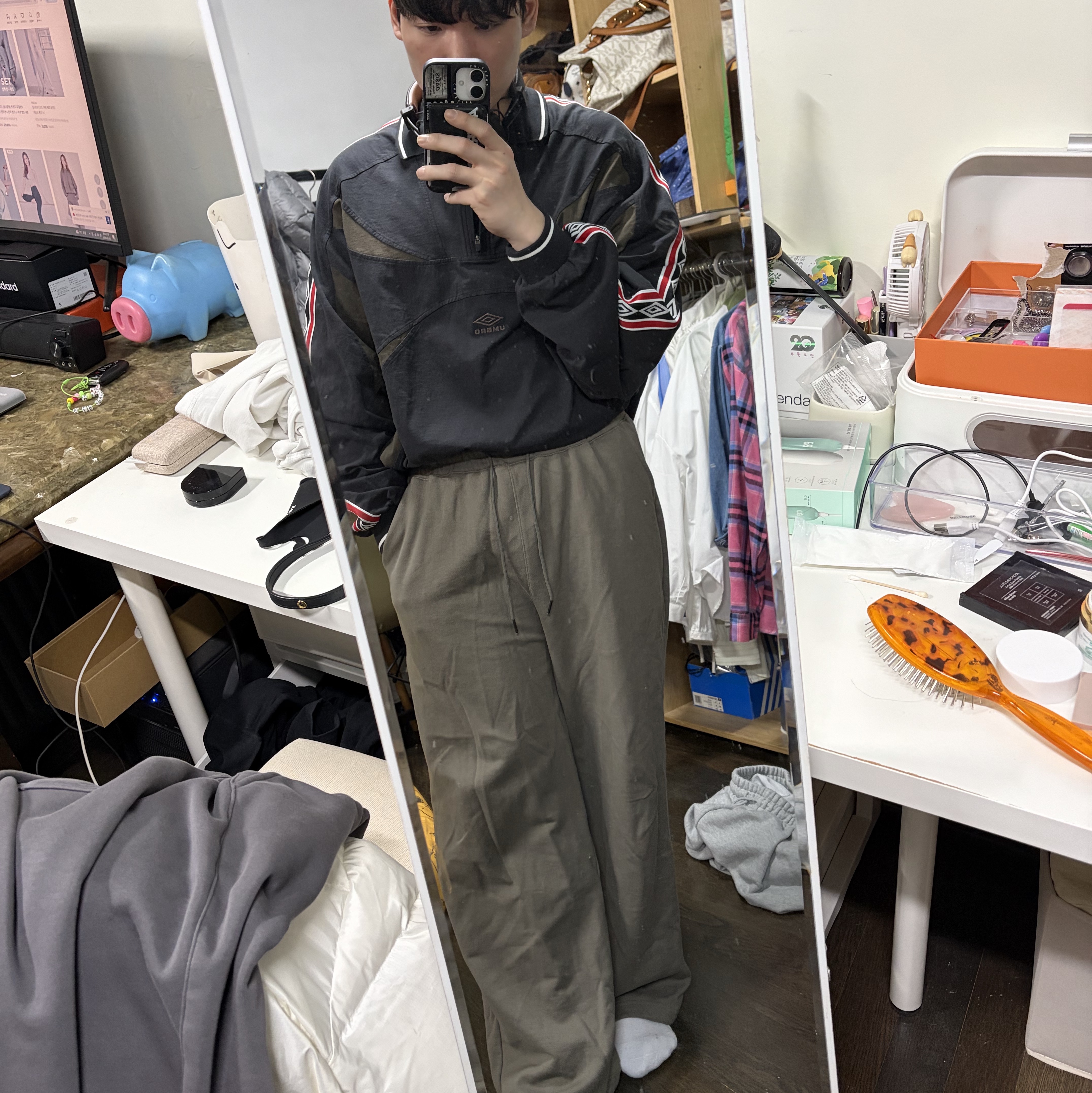 Marshall Major IV Brown (Korean Ver.), Umbro x Slam Jam Taped Polo Black 착용 스타일