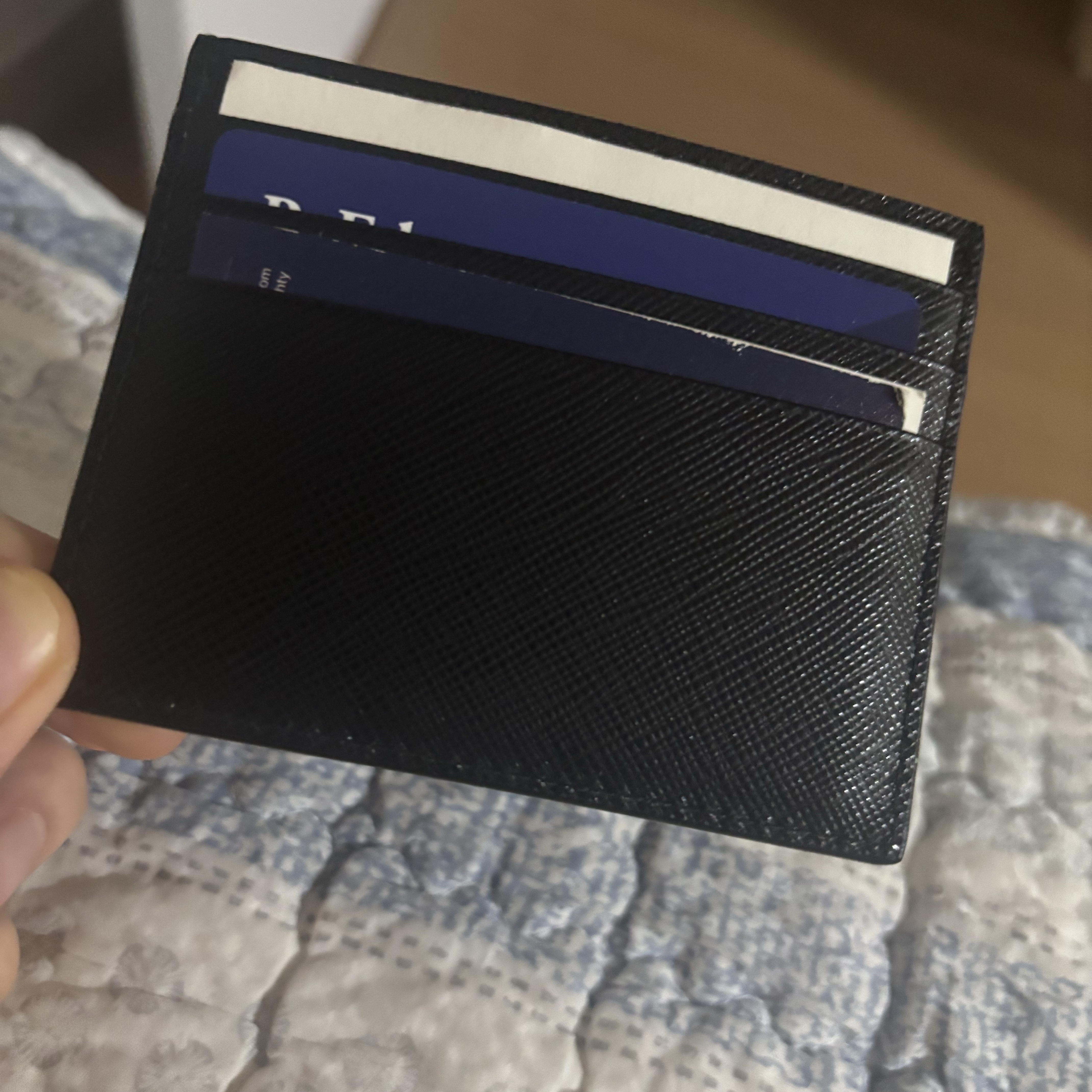 Prada Saffiano Leather Card Holder Black 착용 스타일 - 2