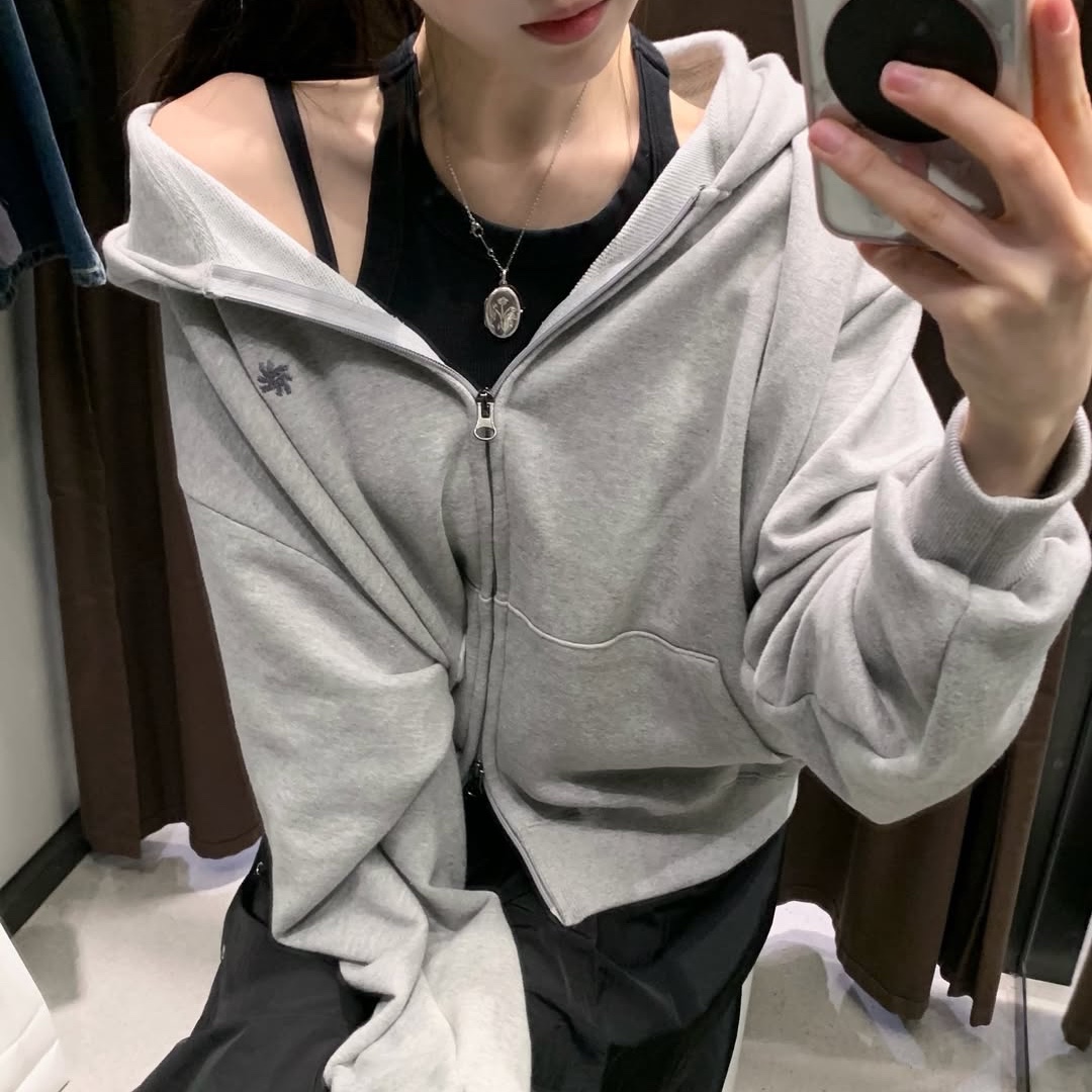 SLOW RECORD HOUSE Crop Hood Zip-Up Grey 착용 스타일 - 1