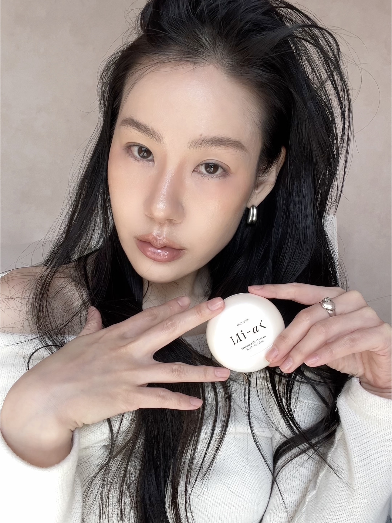 MIHAK OUD NOIR Perfumed Hand Cream 50ml, MIHAK PEAU GENTLE Perfumed Hand Cream 50ml 착용 스타일 - 1
