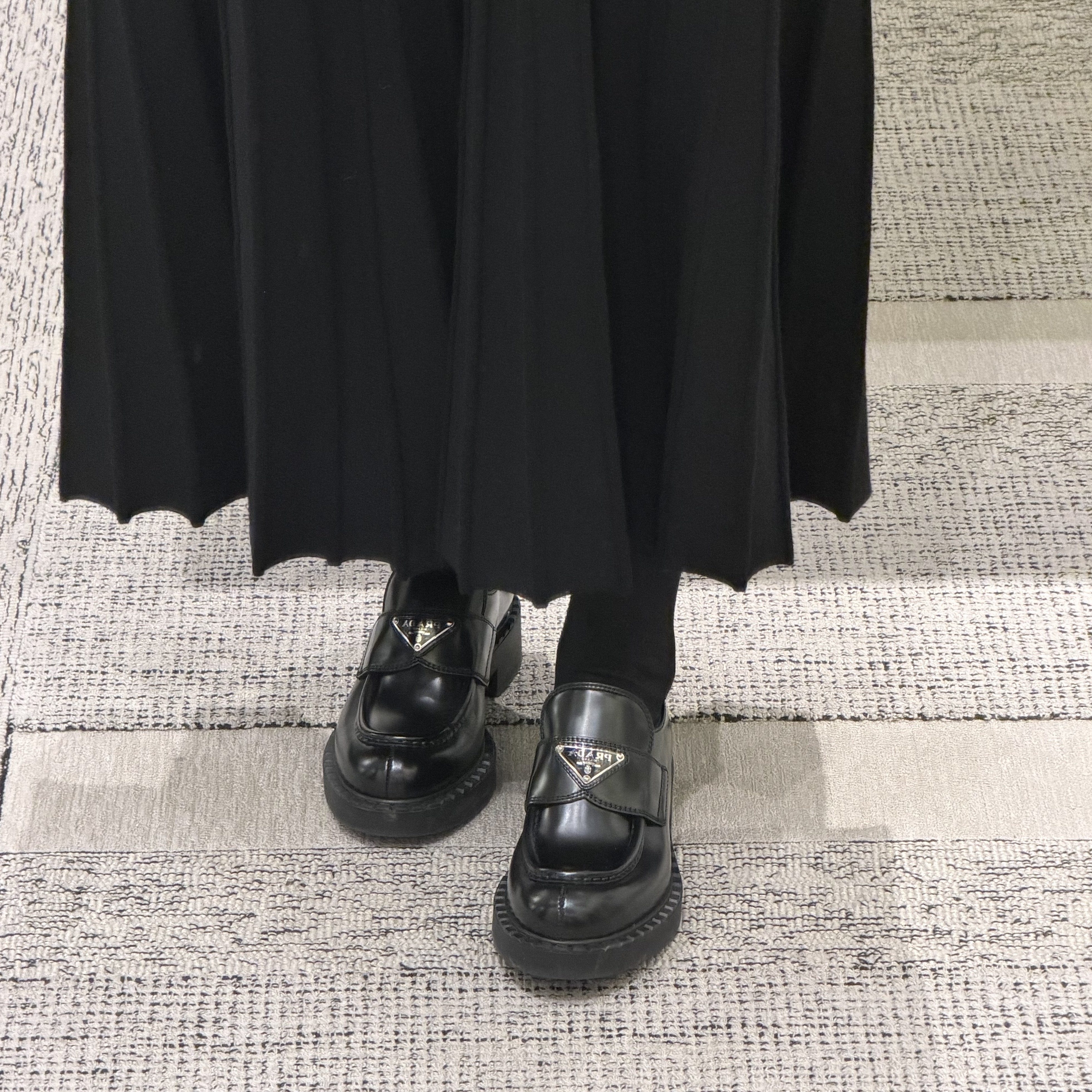 (W) Prada Chocolate Brushed Leather Loafers Black, Chanel Small Classic Handbag Grained Calfskin & Silver Black 착용 스타일 - 2