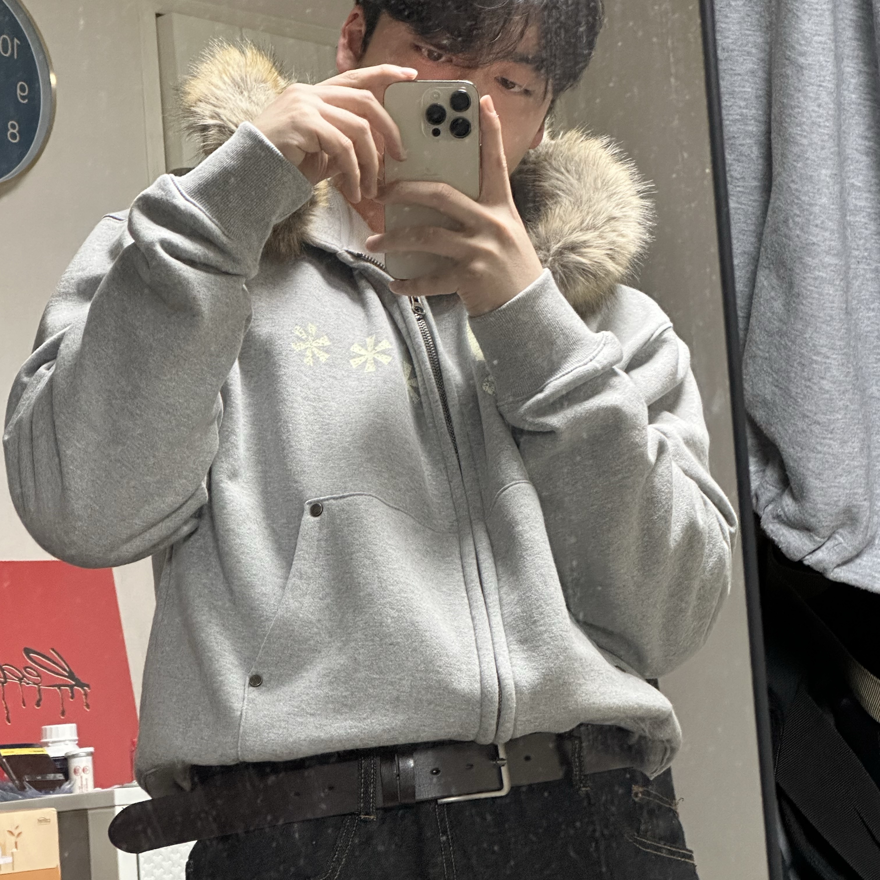 AMOU Fur Hoodie Zip Up Gray 착용 스타일 - 2