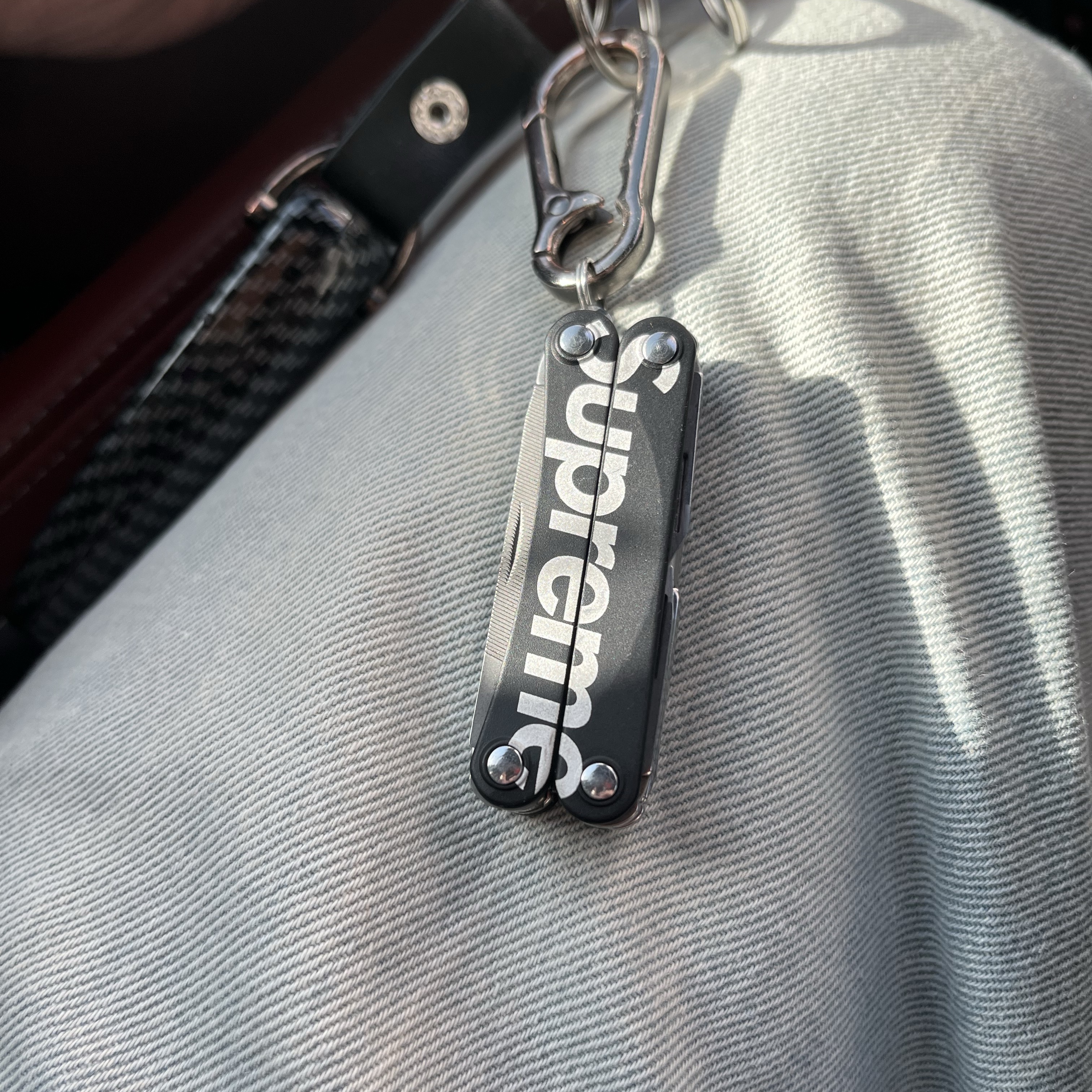 Supreme x Leatherman Squirt PS4 Multitool Black - 21SS 착용 스타일