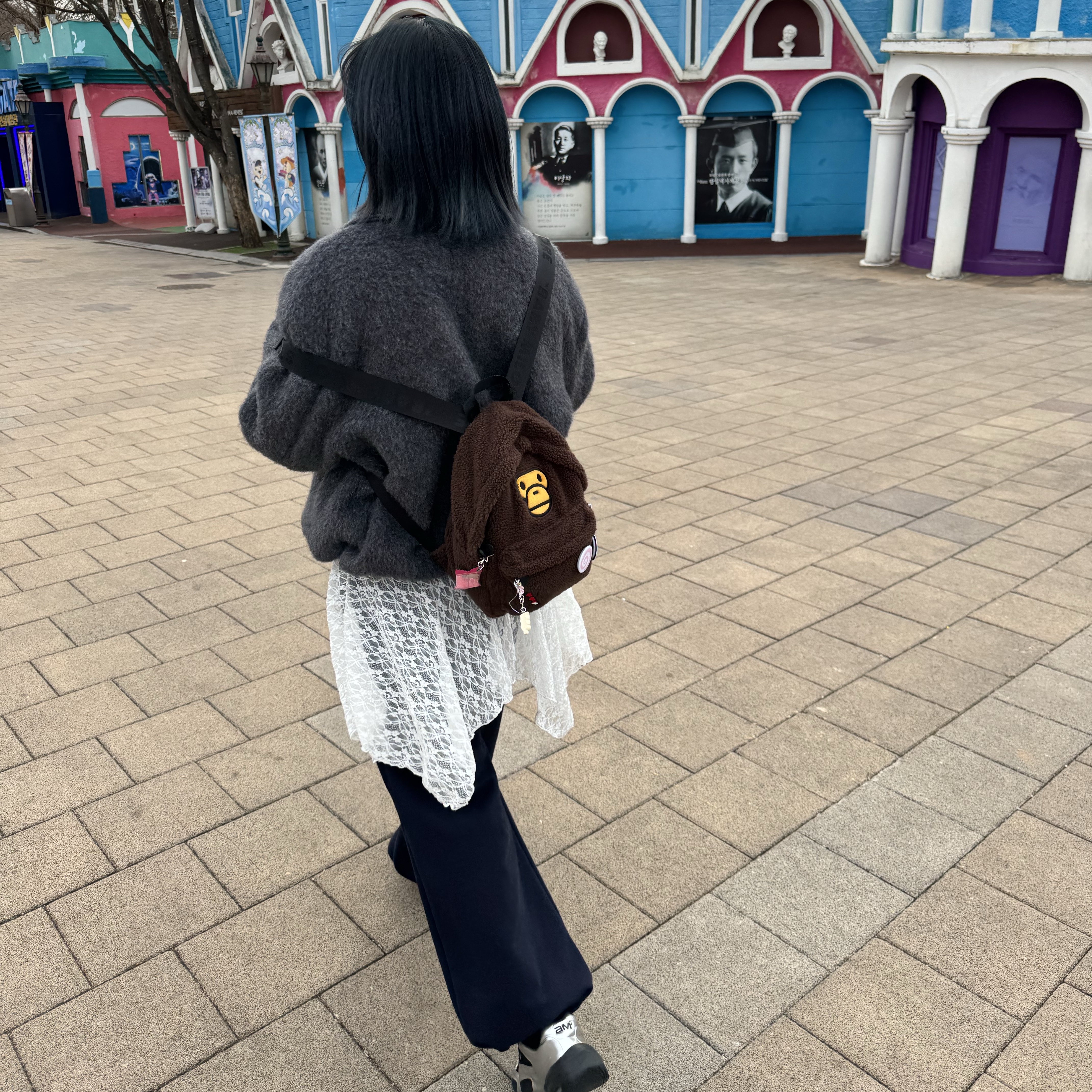 BAPE Baby Milo Mini Fur Backpack Brown, (W) Nike Air Max Muse Black and Metallic Silver 착용 스타일 - 1