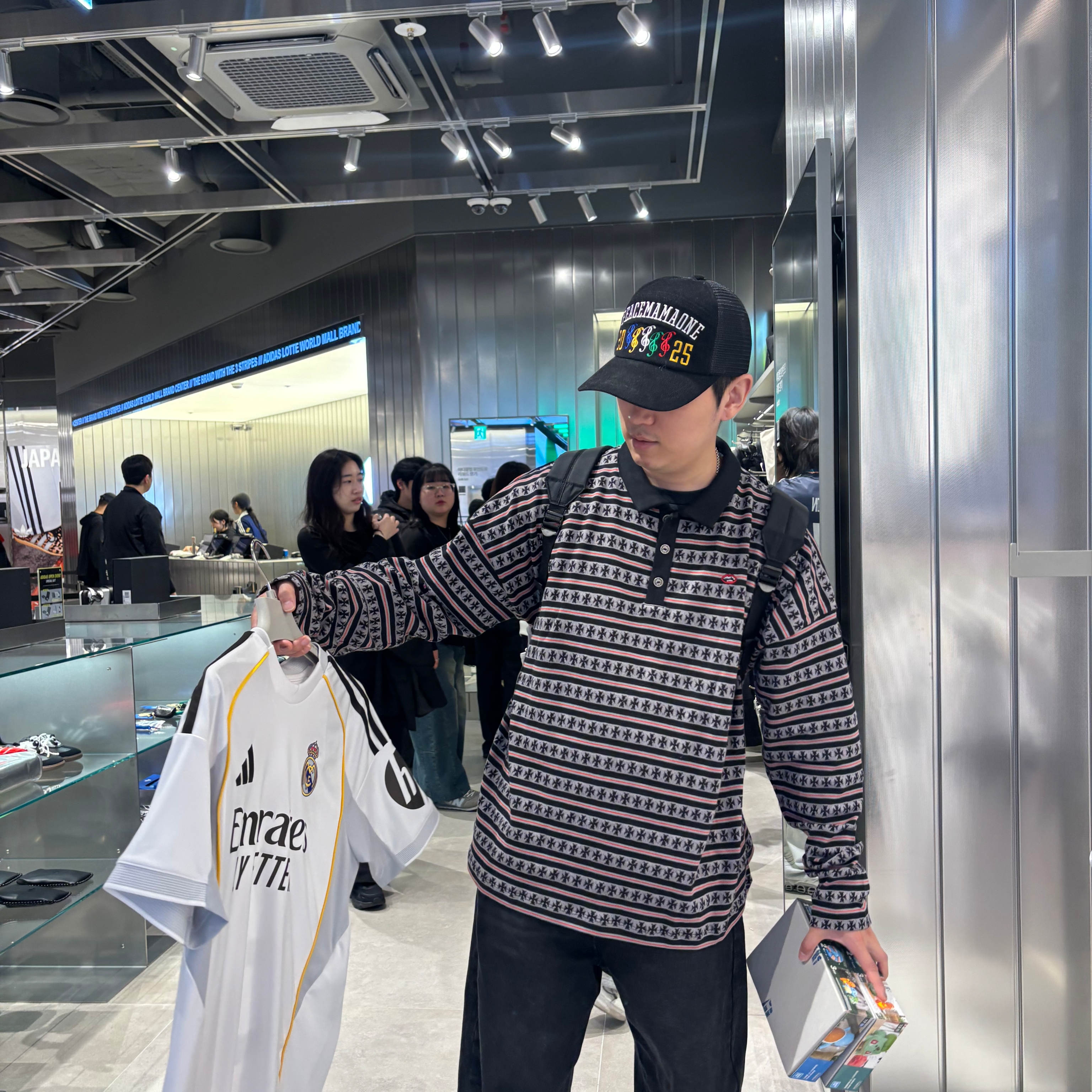Peaceminusone x 2025 MAMA Awards Peacemamaone Cap Mesh, Adidas Real Madrid 2025/26 Home Jersey White - KR Sizing (Non Marking Ver.) 착용 스타일 - 1
