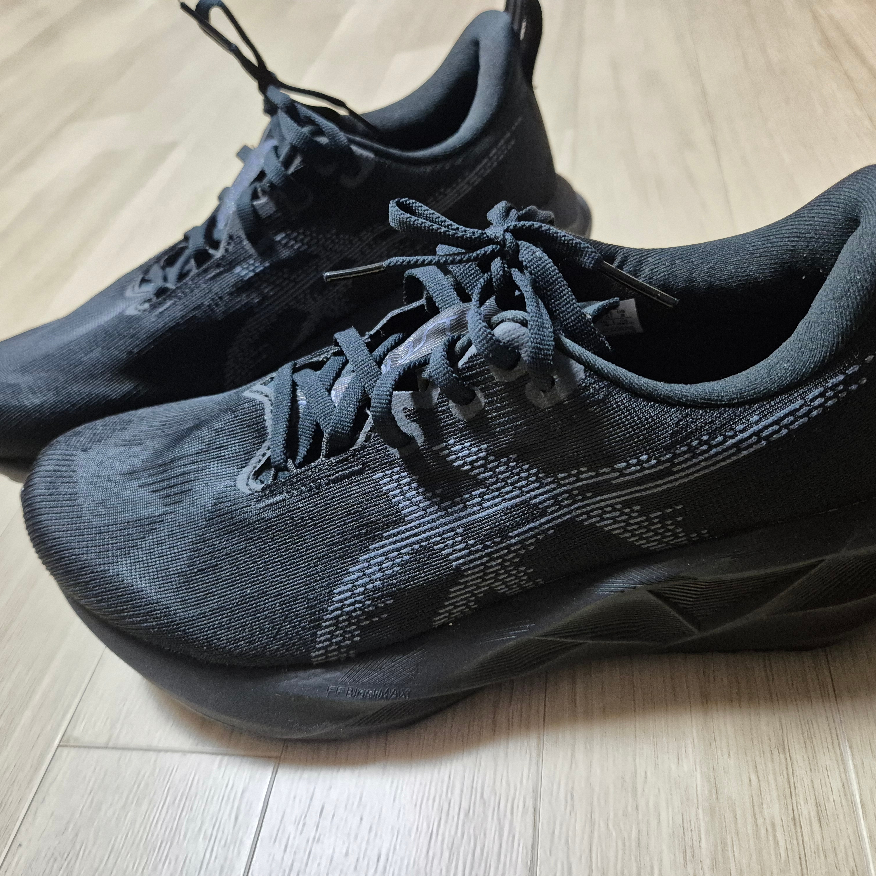 Asics Novablast 5 Black Carrier Grey - 2E Wide 착용 스타일