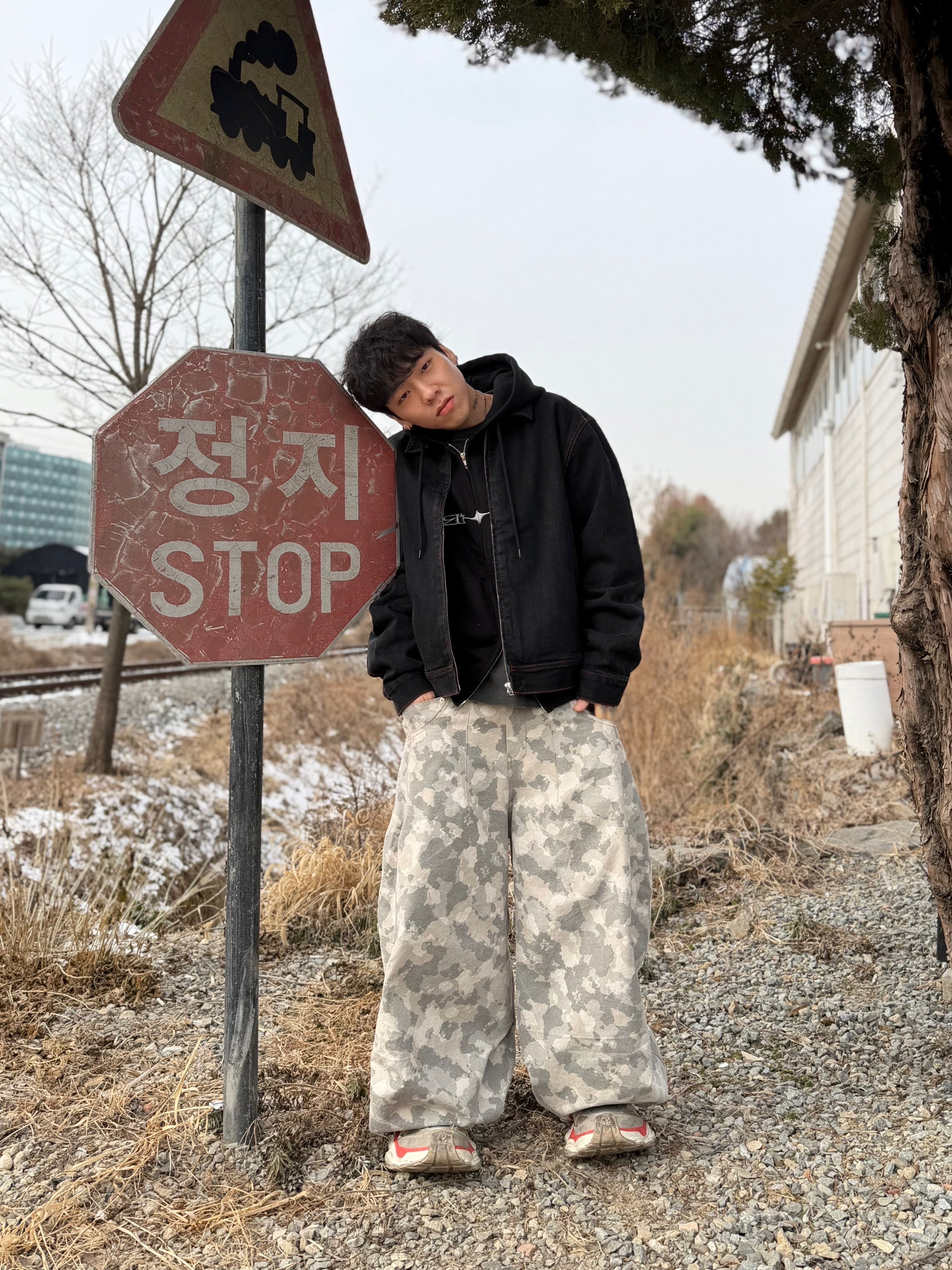 Palace Susanoo Denim Jacket Black - 25FW, Balenciaga Cargo Sneakers Beige Grey Red 착용 스타일 - 6