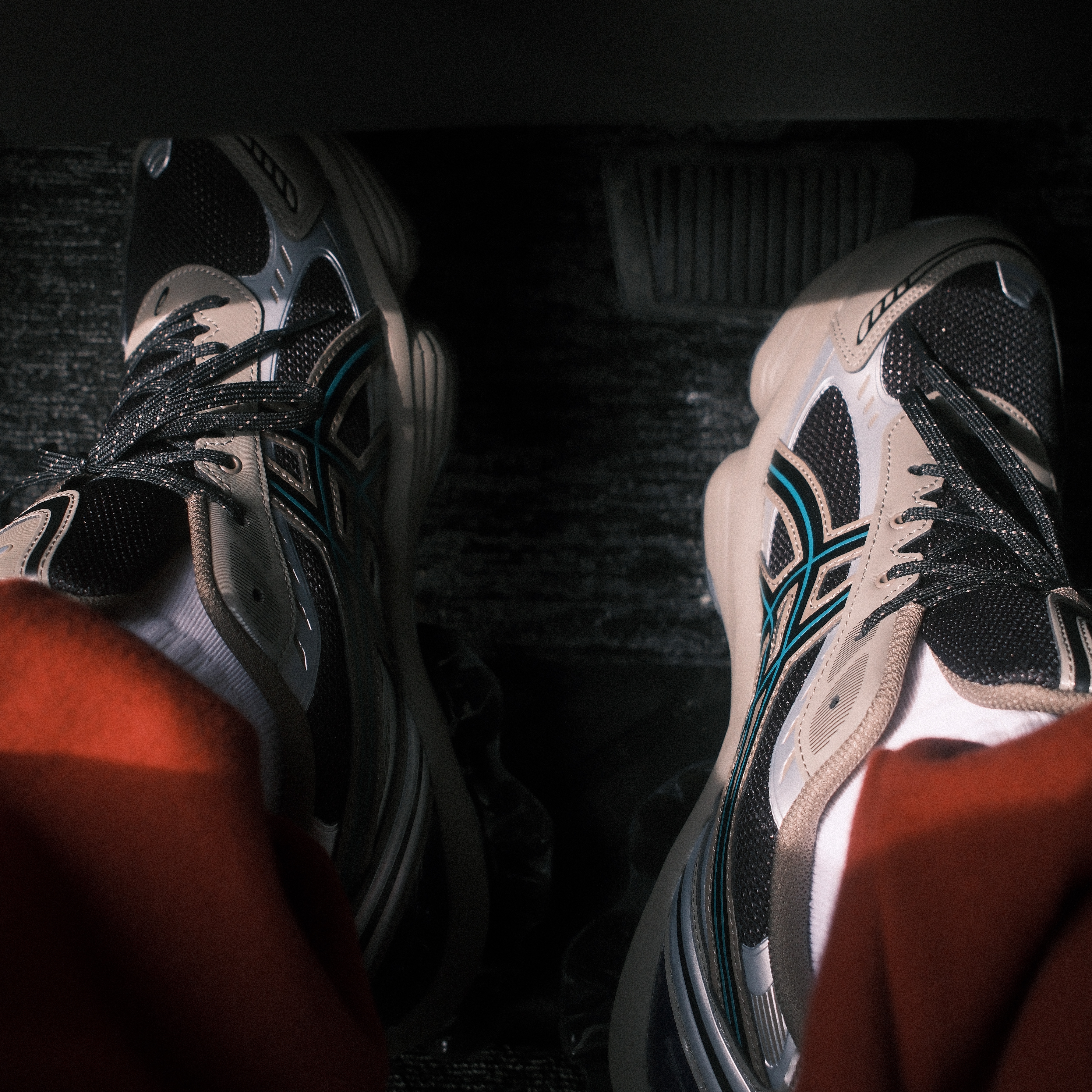 Asics Gel-Kinetic Fluent Black Dark Taupe 착용 스타일 - 1