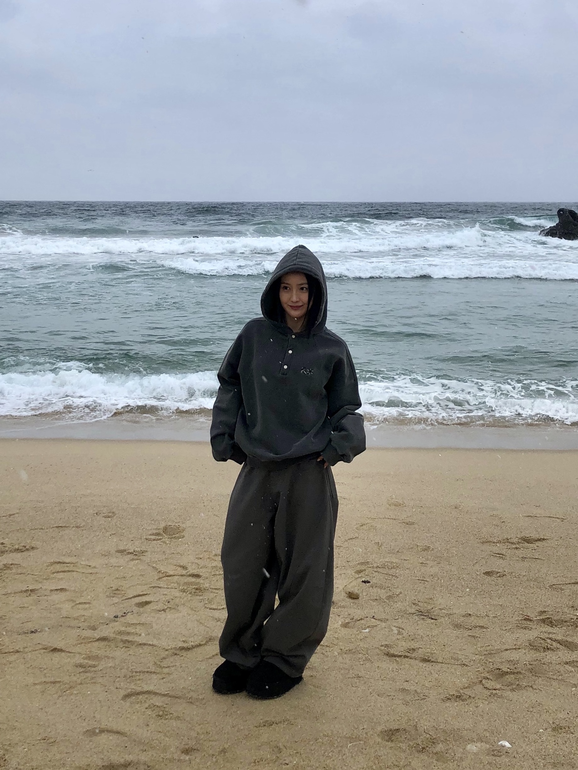 Riomeu Pigment Heavy Sweat Burton Hoodie Charcoal, Riomeu Curved Balloon Cotton Pants Charcoal 착용 스타일 - 1