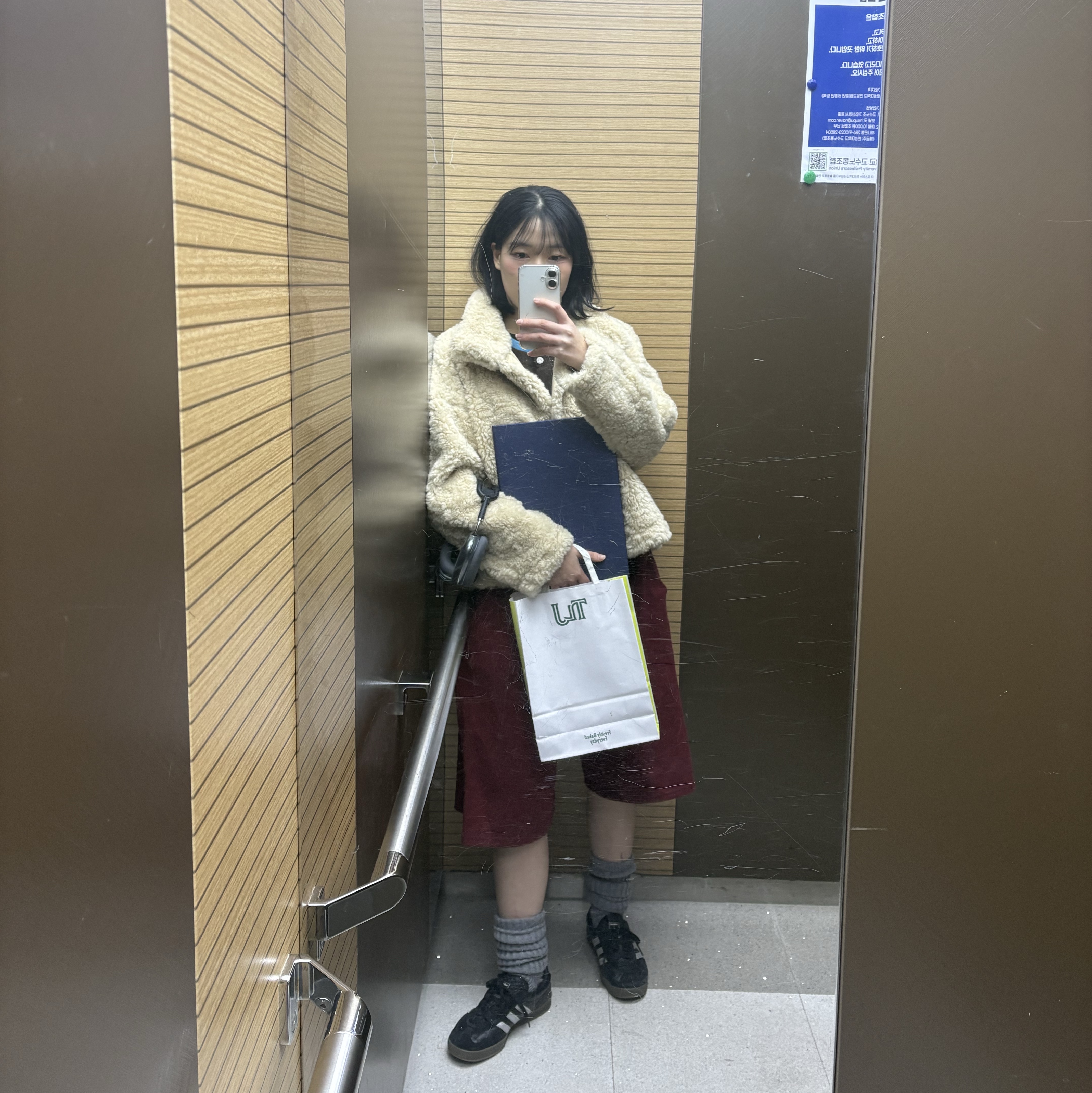 Apple AirPods Max Lightning Space Gray (Korean Ver.), Adidas Gazelle Indoor Core Black Matte Silver 착용 스타일 - 1