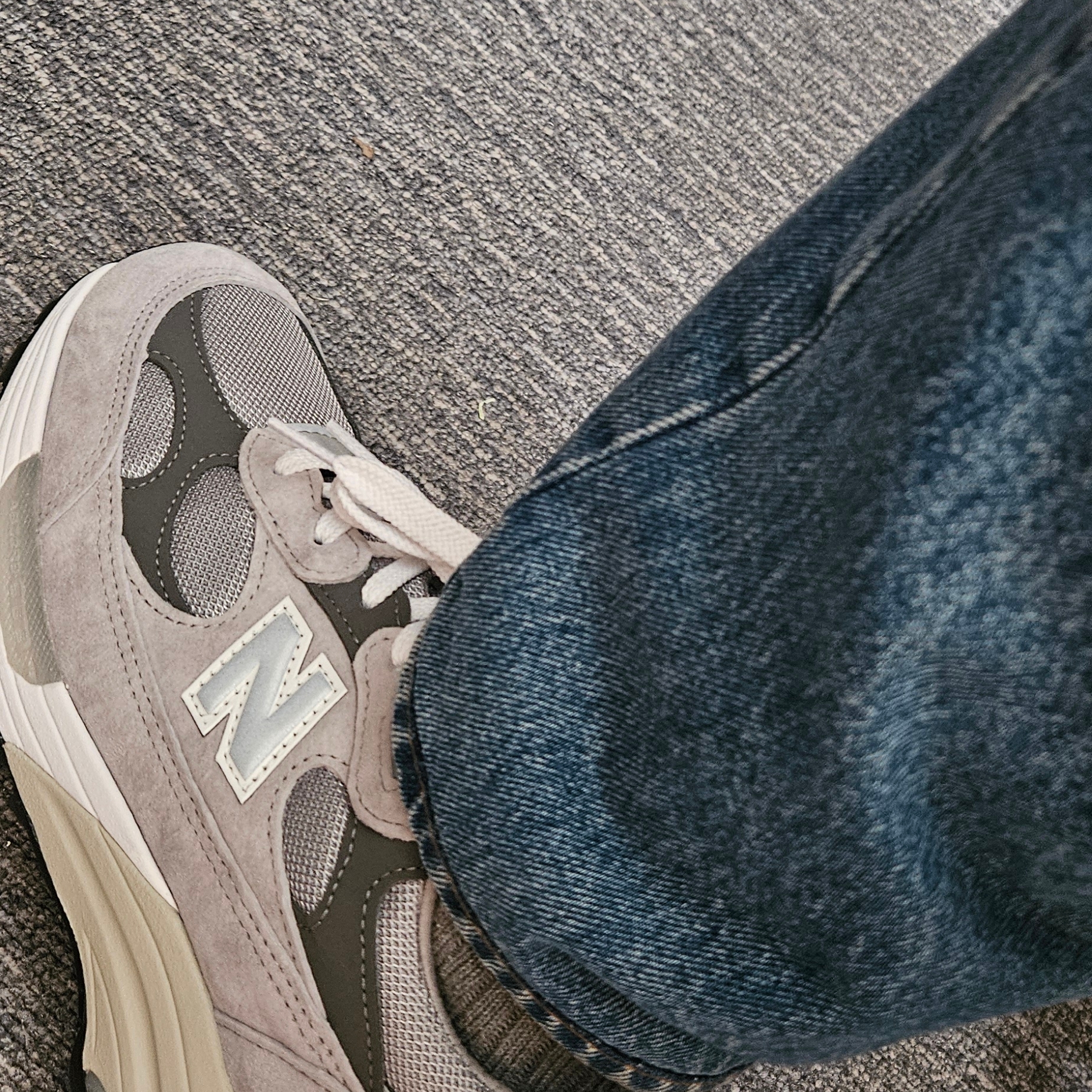 New Balance 992 Made in USA Core Grey Silver Metallic 착용 스타일 - 2