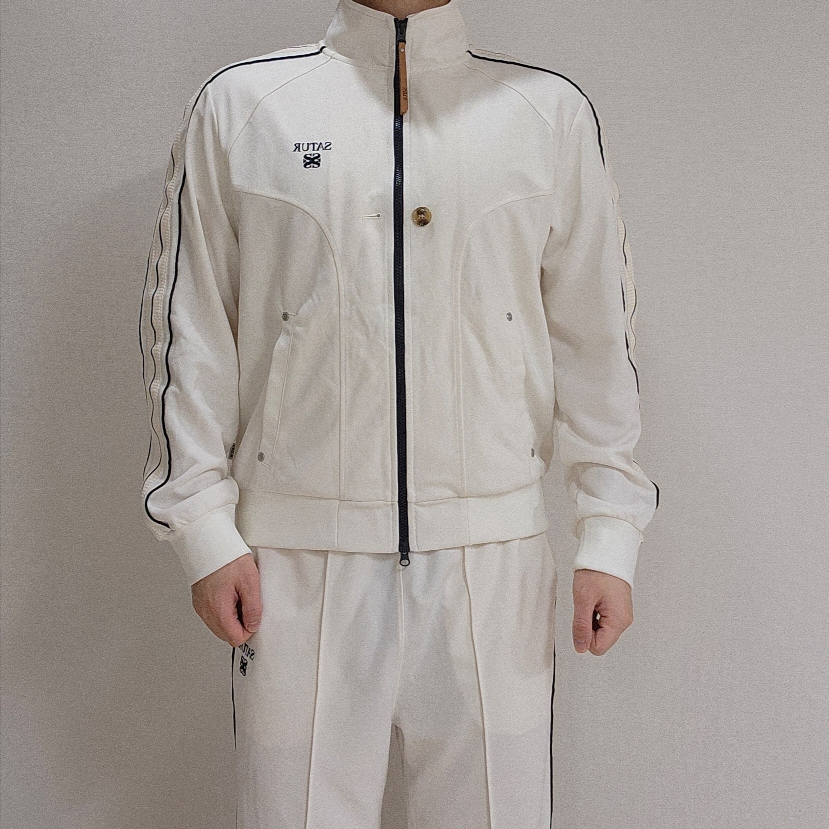 SATUR Essential Lawton Track Zip-up Jacket Cream 착용 스타일 - 1
