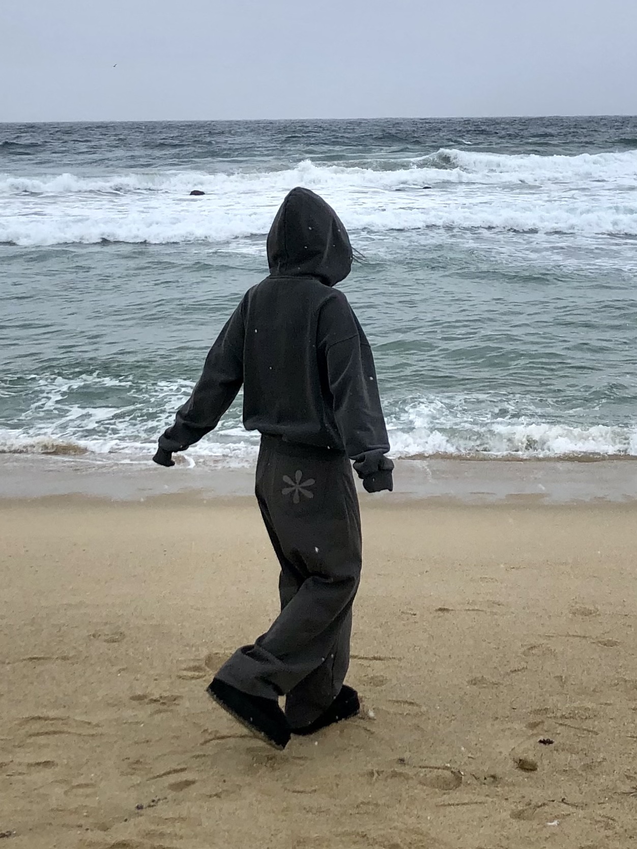 Riomeu Curved Balloon Cotton Pants Charcoal, Riomeu Pigment Heavy Sweat Burton Hoodie Charcoal 착용 스타일 - 1