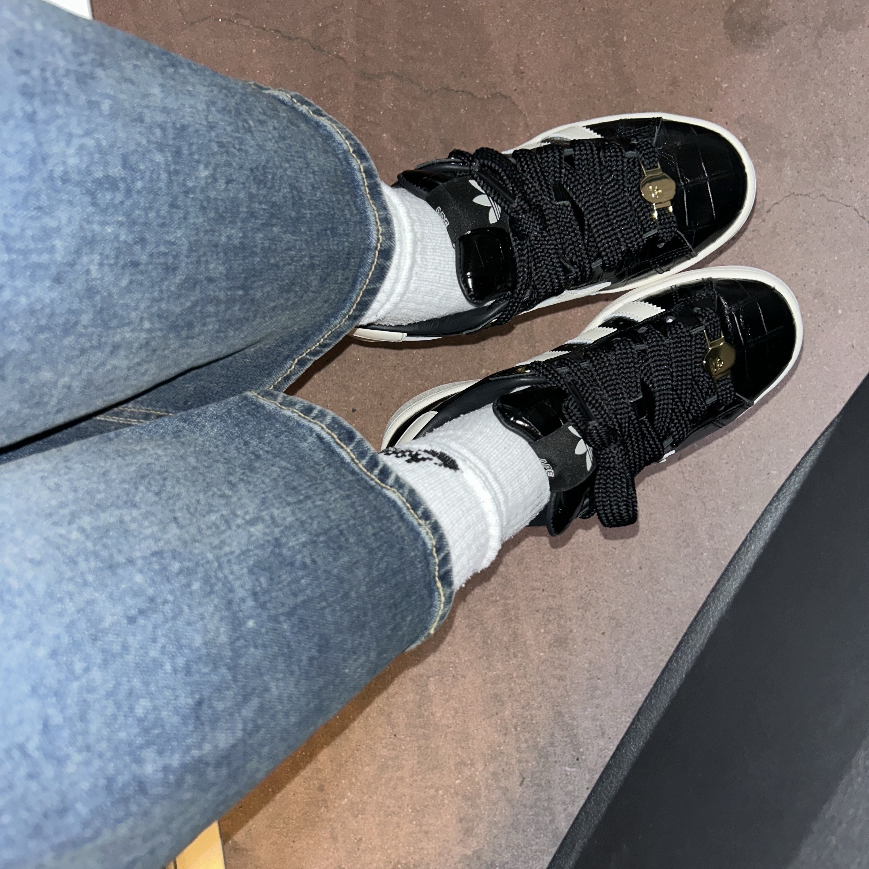 Adidas x BAPE Campus 00s Core Black Off White 착용 스타일 - 4