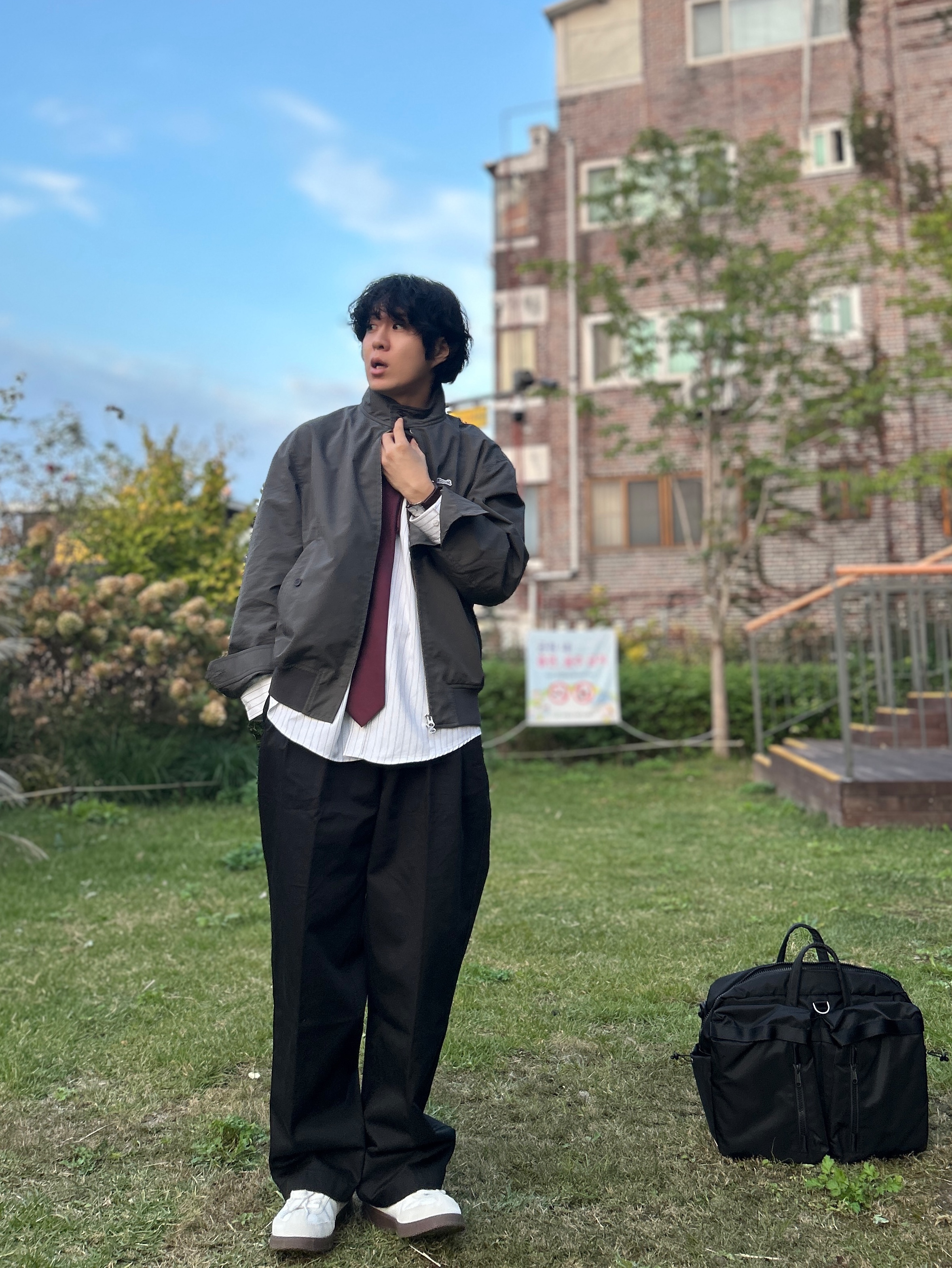 Le TIGRE Breeze Swing top Blouson Khaki Gray, Le TIGRE Classic Chino pants Black 착용 스타일