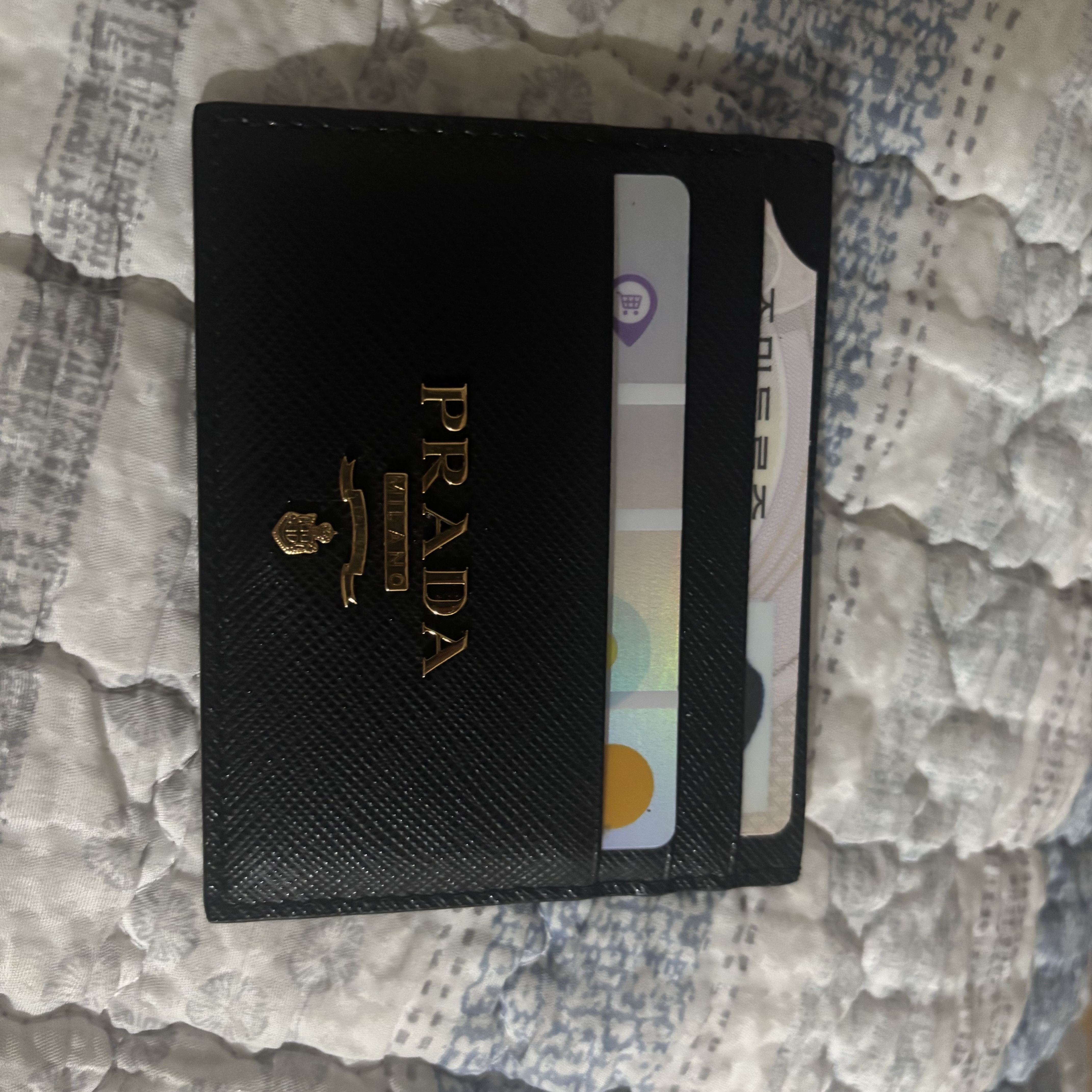 Prada Saffiano Leather Card Holder Black 착용 스타일 - 1