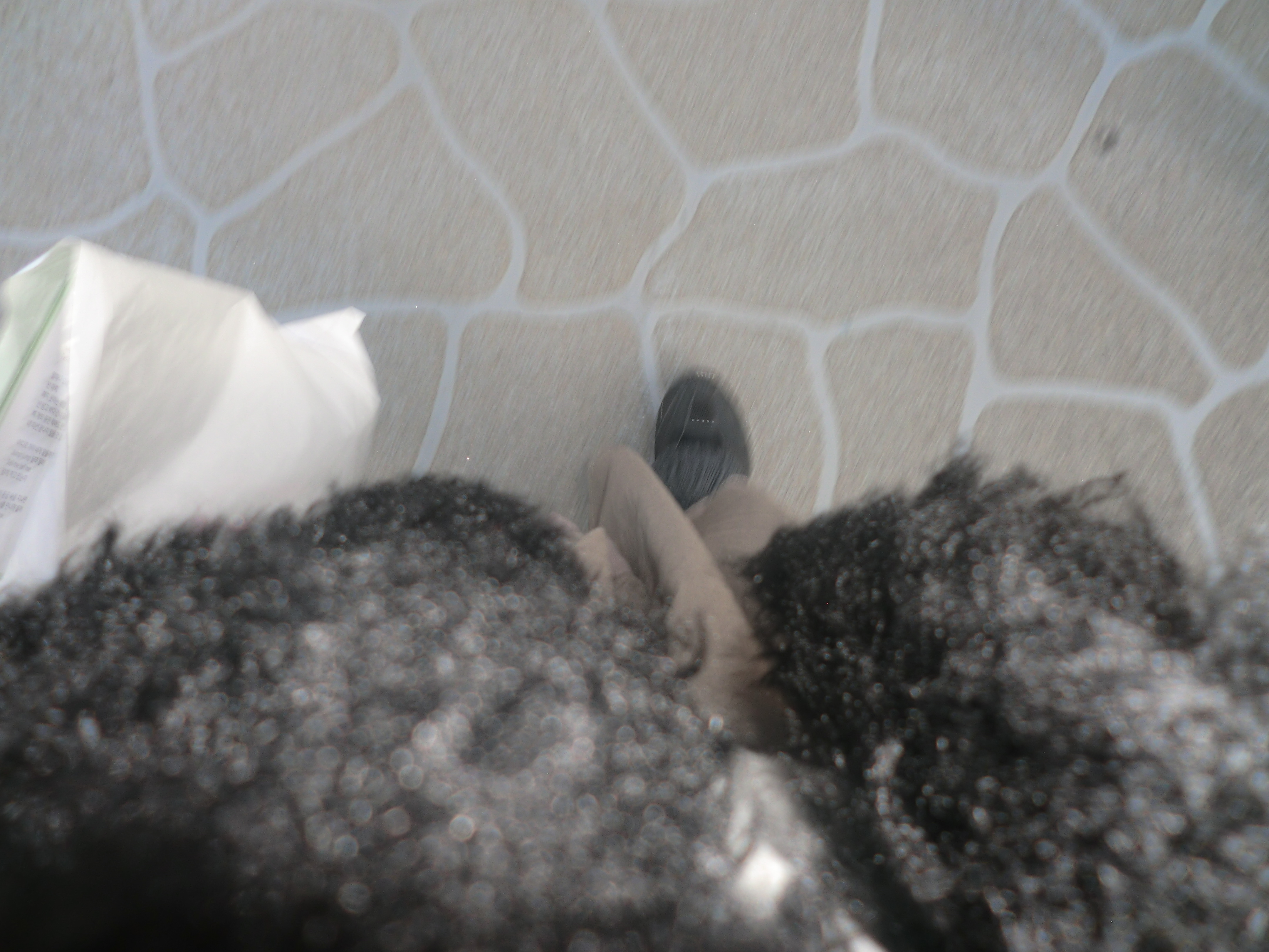 COYSEIO Strap Shirring Skirt Ash Brown, COYSEIO Hairy Fur Jacket Black 착용 스타일 - 1