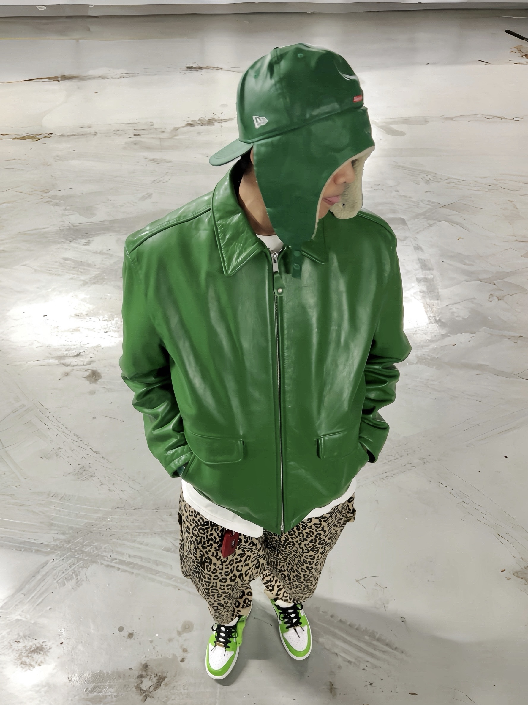 Supreme Leather Earflap Box Logo New Era Green - 22FW, Supreme x Schott Leather Racer Jacket Green - 24FW 착용 스타일