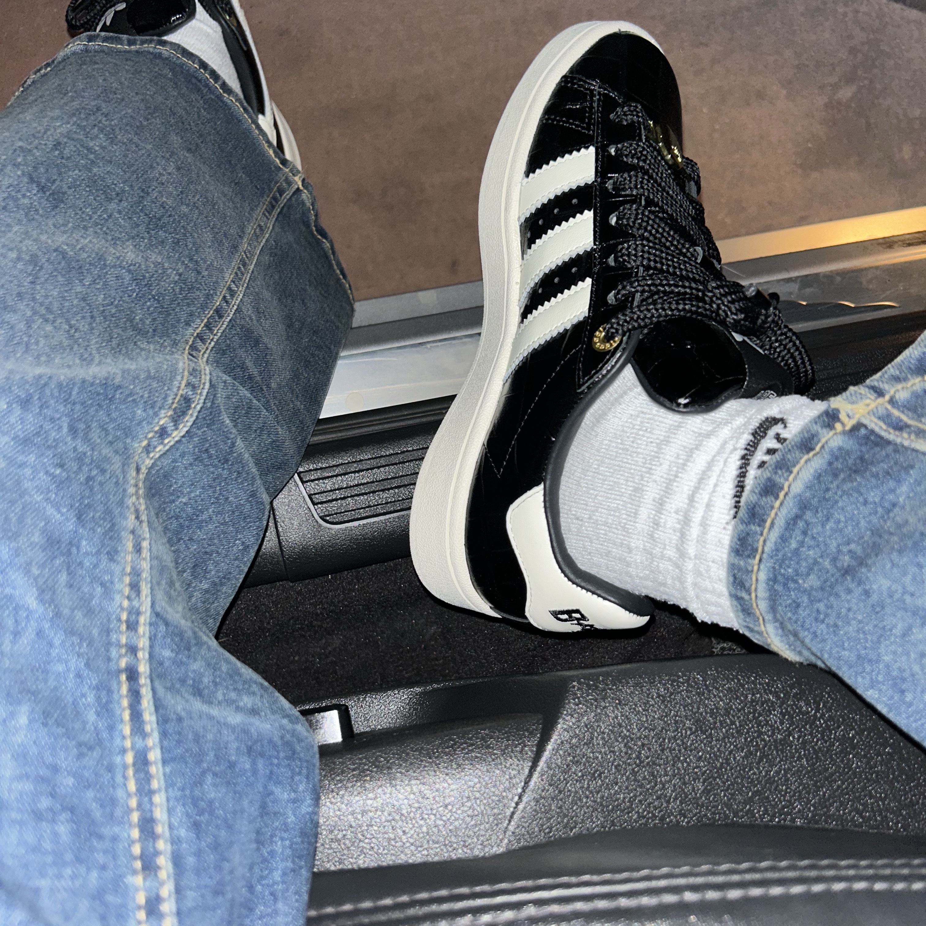Adidas x BAPE Campus 00s Core Black Off White 착용 스타일 - 2