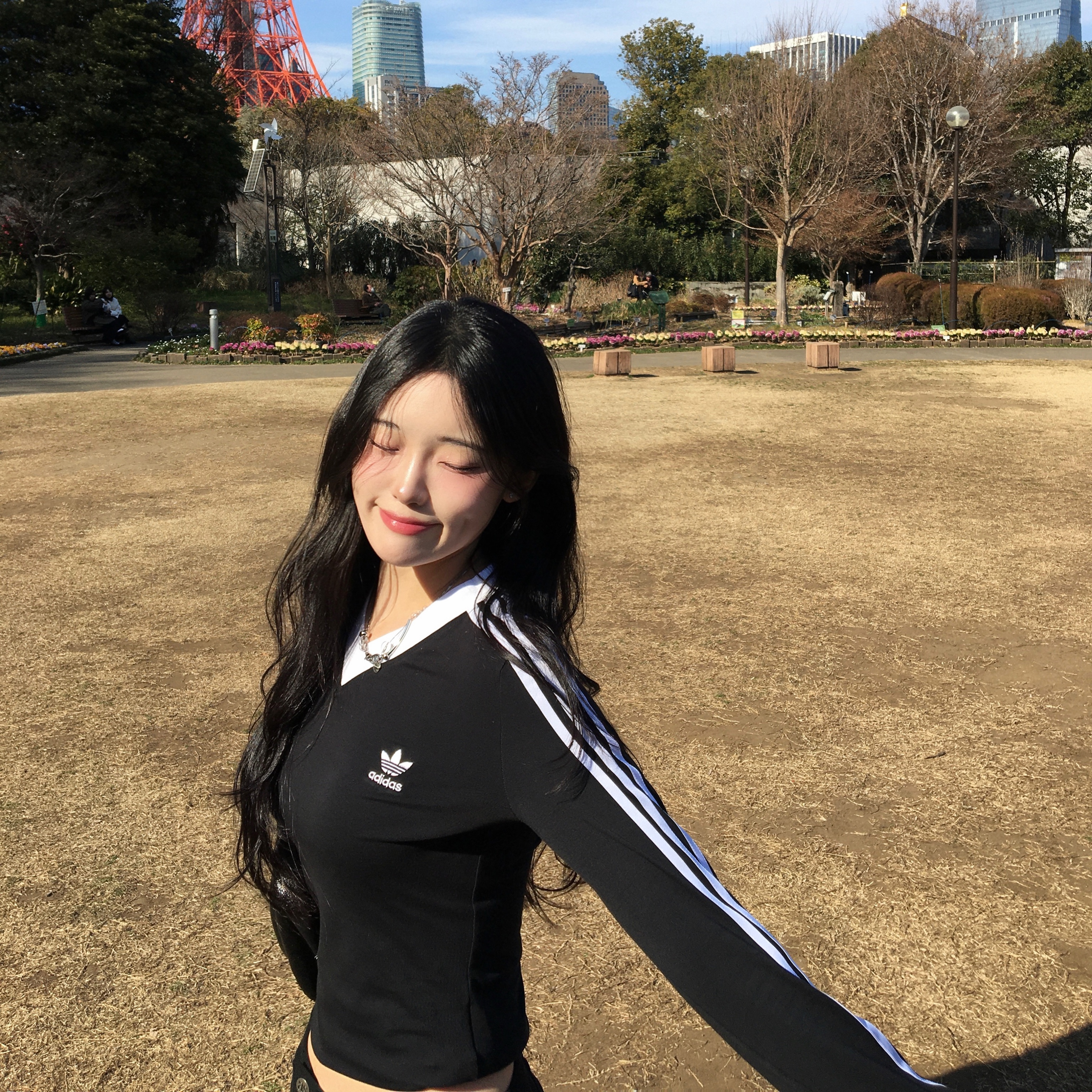 (W) Adidas V-Neck Long Sleeve T-Shirt Black - KR Sizing 착용 스타일 - 3